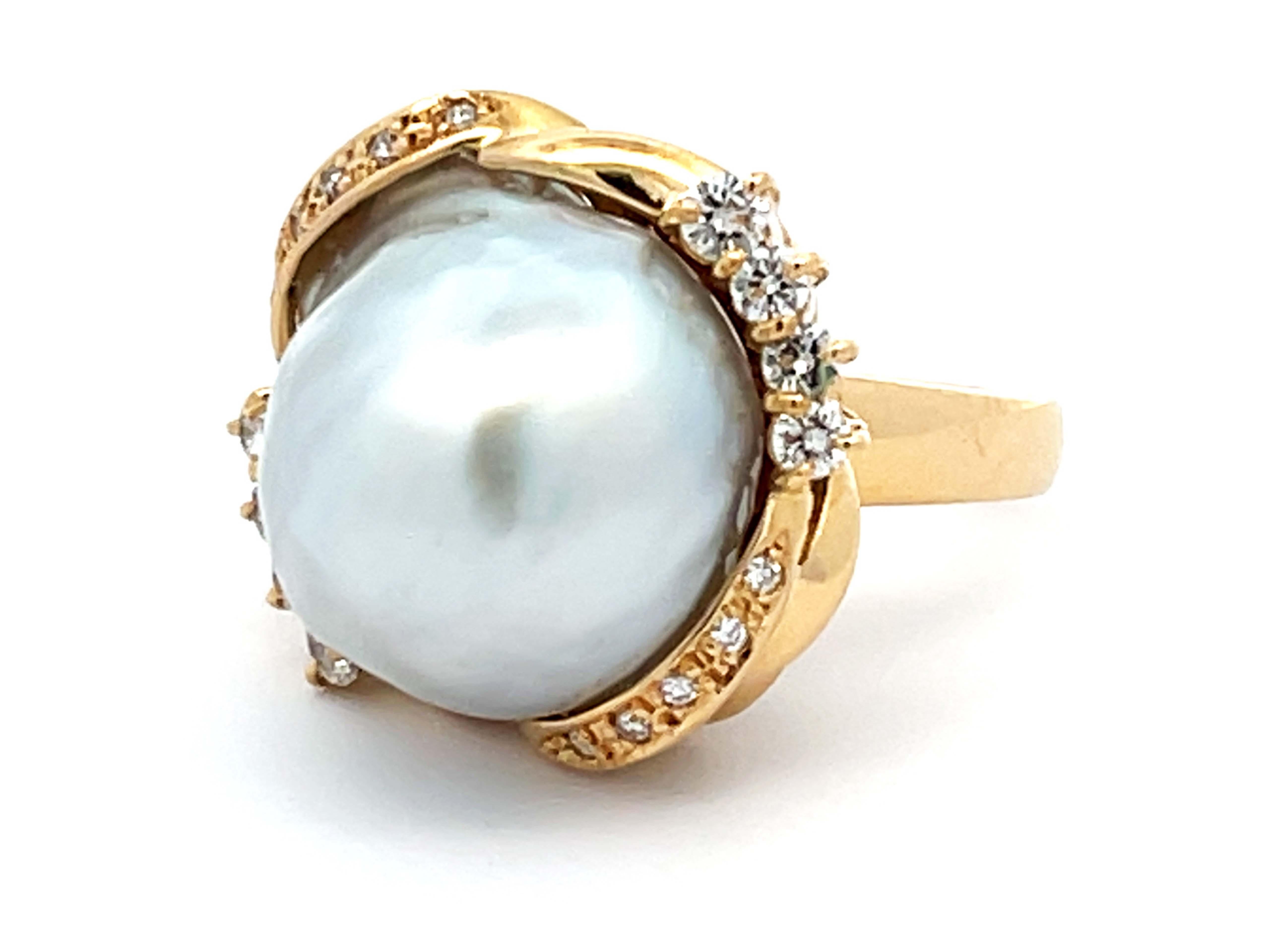 Large Silver Baroque Pearl and Diamond Vintage Ring in 18K Yellow Gold In Excellent Condition For Sale In Honolulu, HI