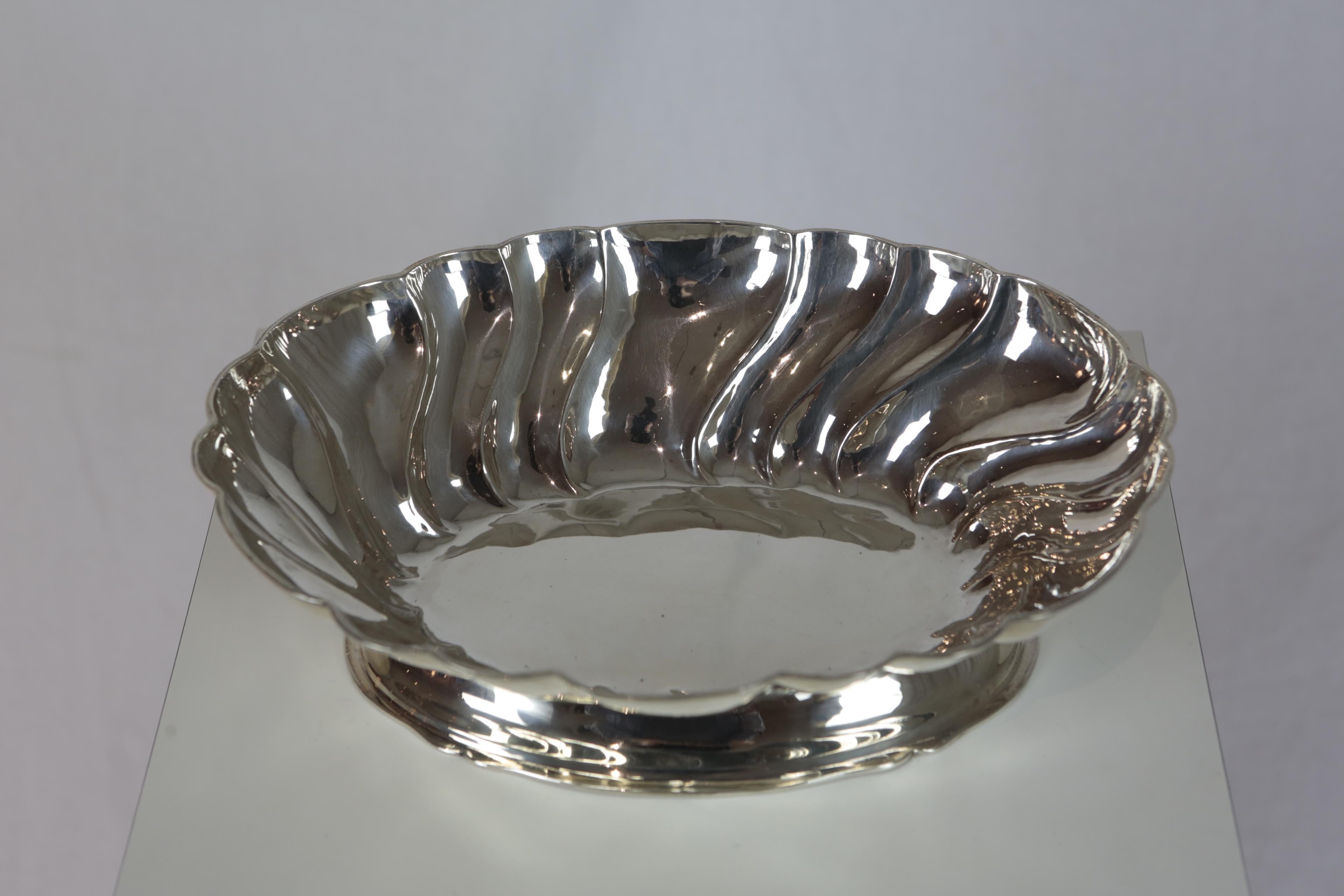 Silver bowl with foot
Germany, handcrafted
835/- silver, 603 gramms
Hallmarked halfmoon and crown
Measures: Height 9 cm, width ca. 30 cm, depth ca. 22.5 cm








  