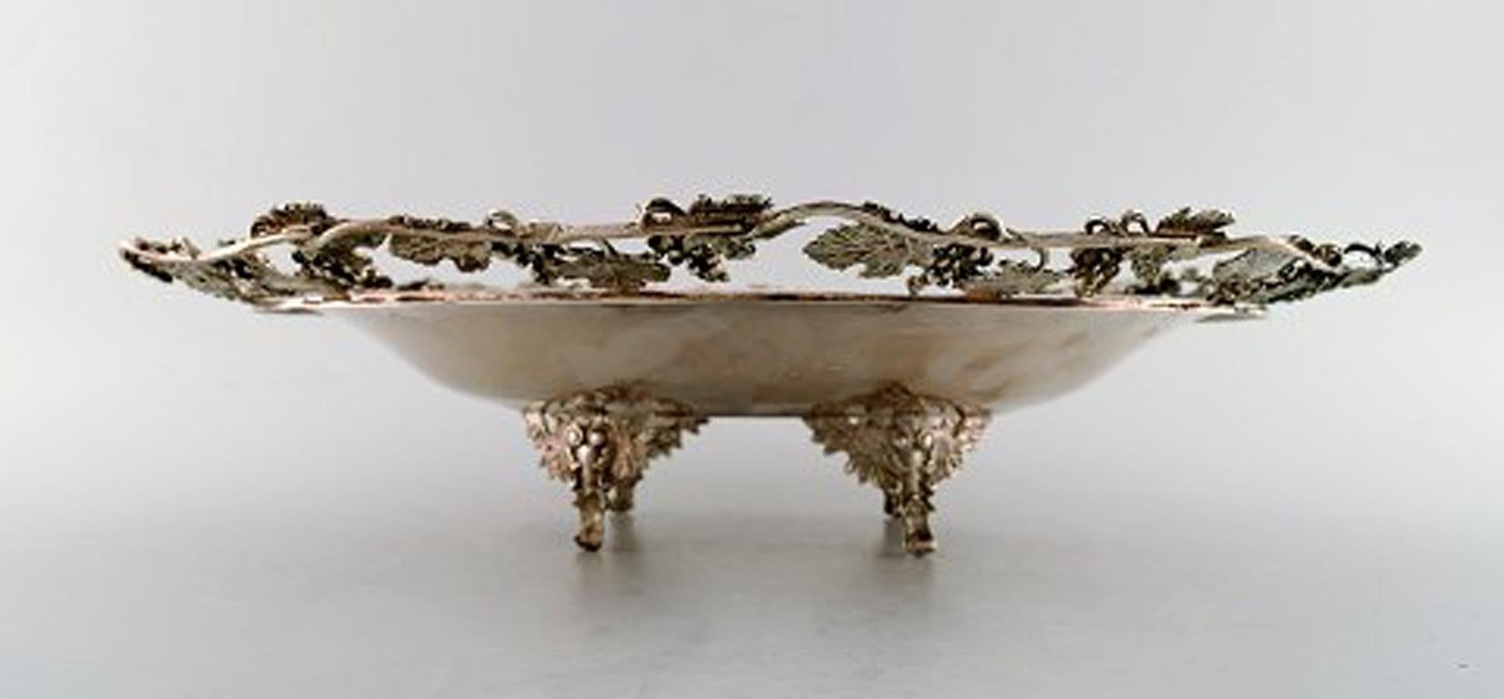 Art nouveau Grand bol en argent percé de vignes de raisin en vente