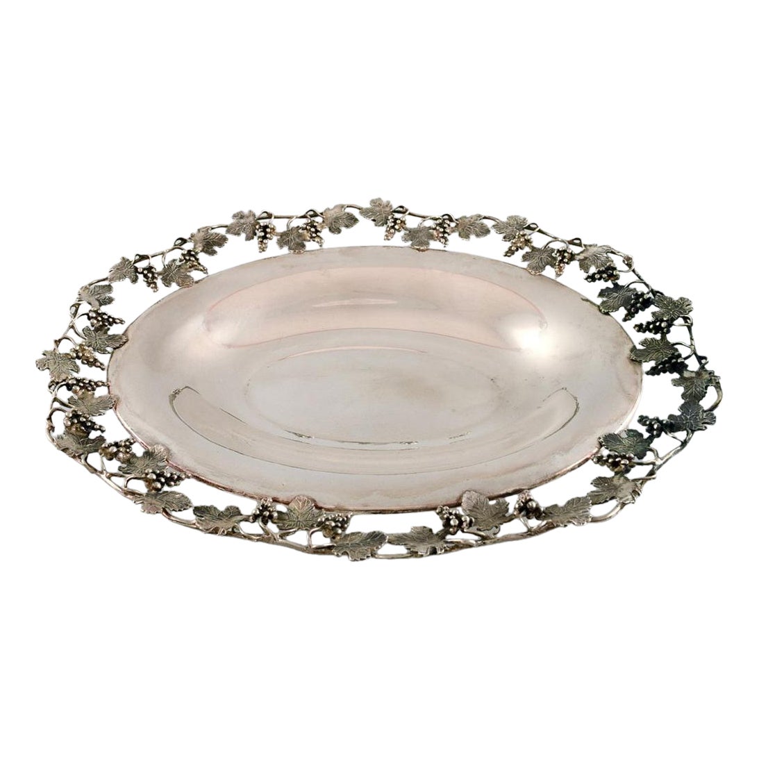 Grande coupe en argent percée de vignes. en vente