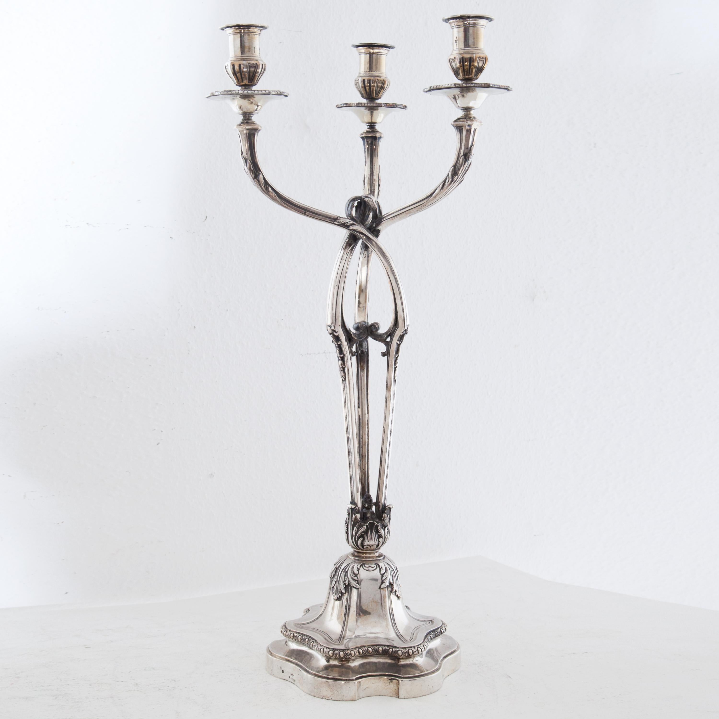 Large 3-armed candlestick by André Aucoc (1856-1911) with curved base and three entwined arms. 950 Silver, 3105 g. Marked at the base.