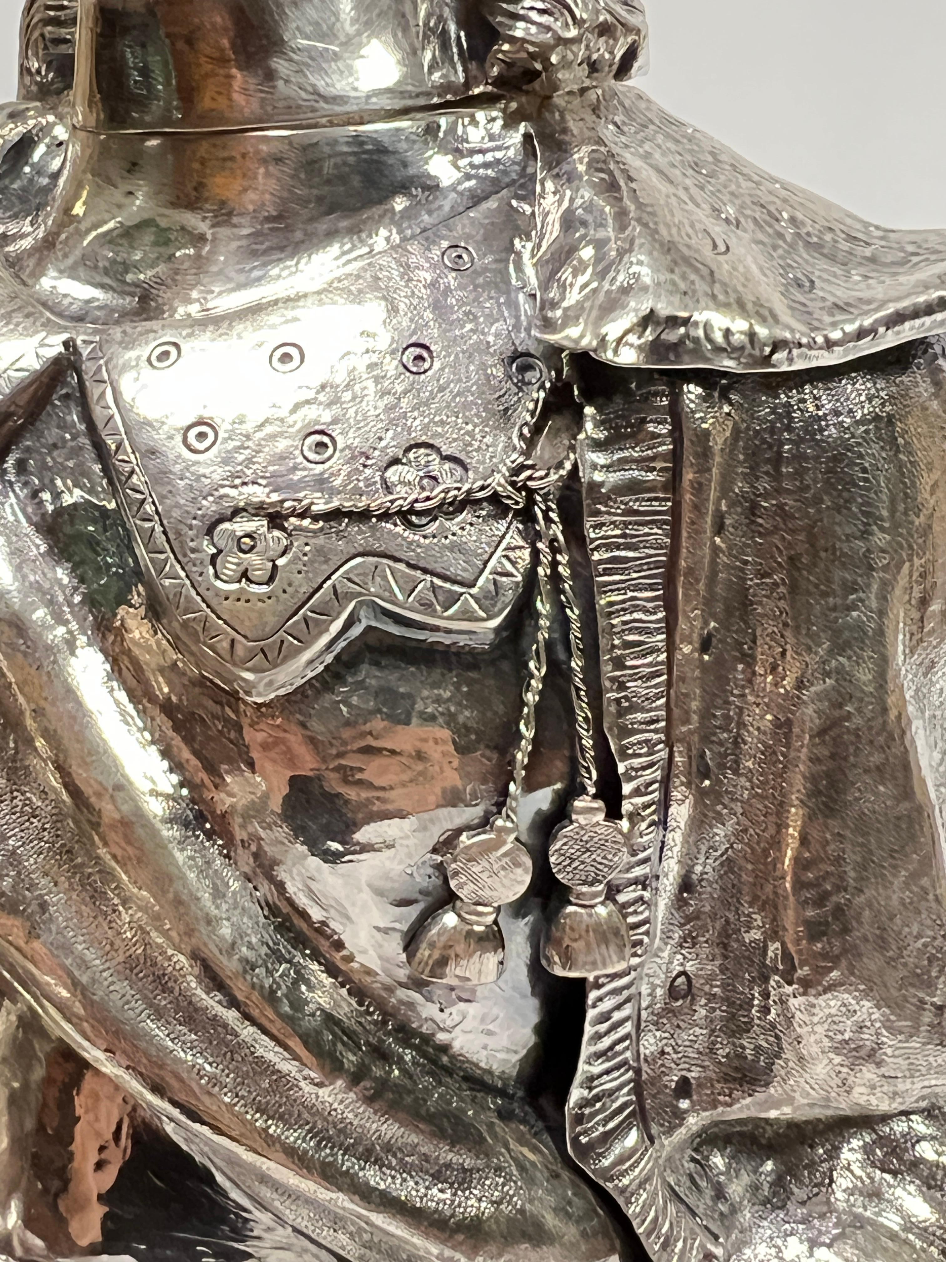 Grande scultura in argento raffigurante un cavaliere spagnolo in vendita 9