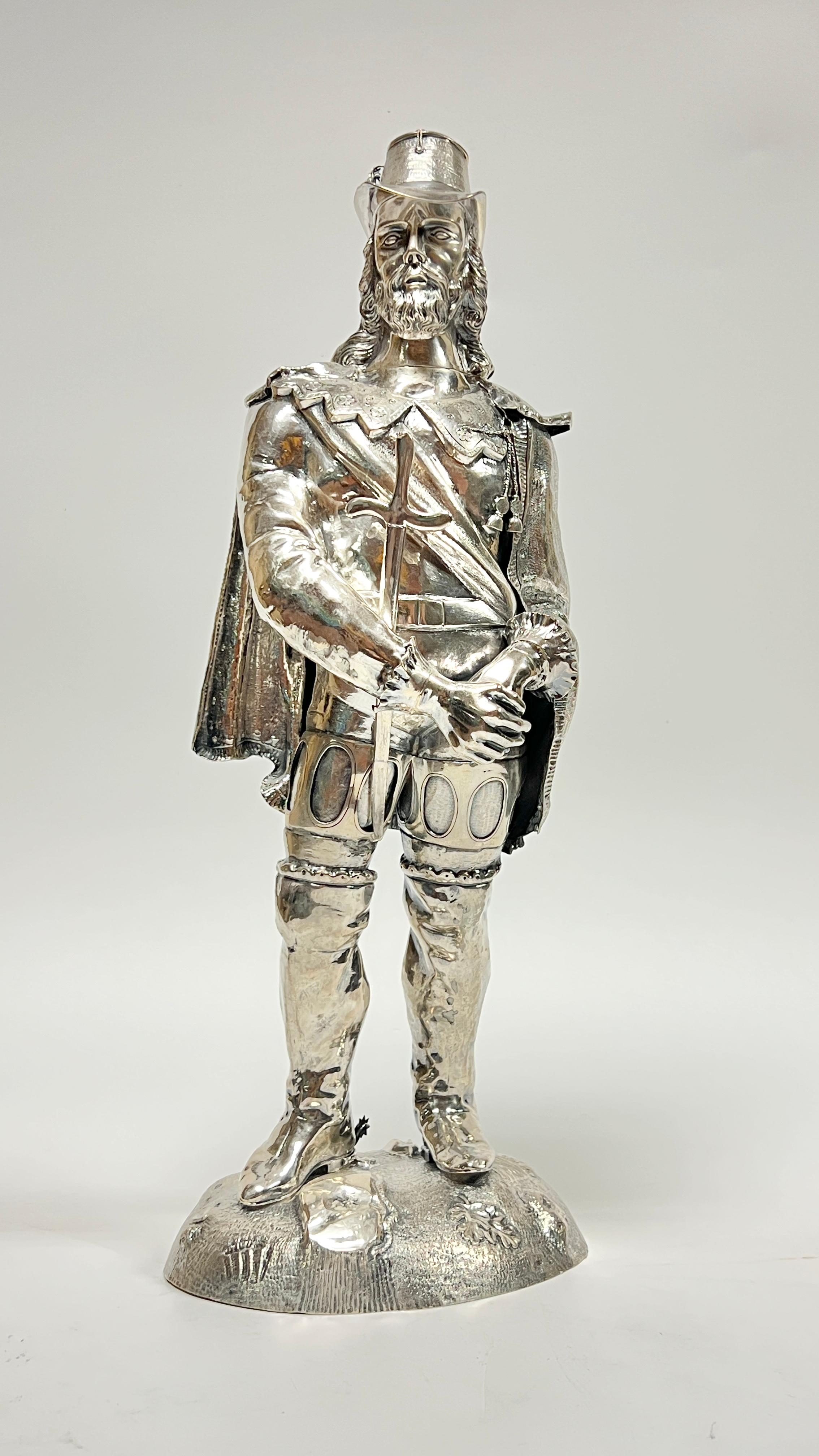 Grande statuetta di un soldato cavaliere spagnolo finemente scolpita in argento di 19 x 7 1/4 x 5 1/2 pollici.  Apparentemente non firmato.