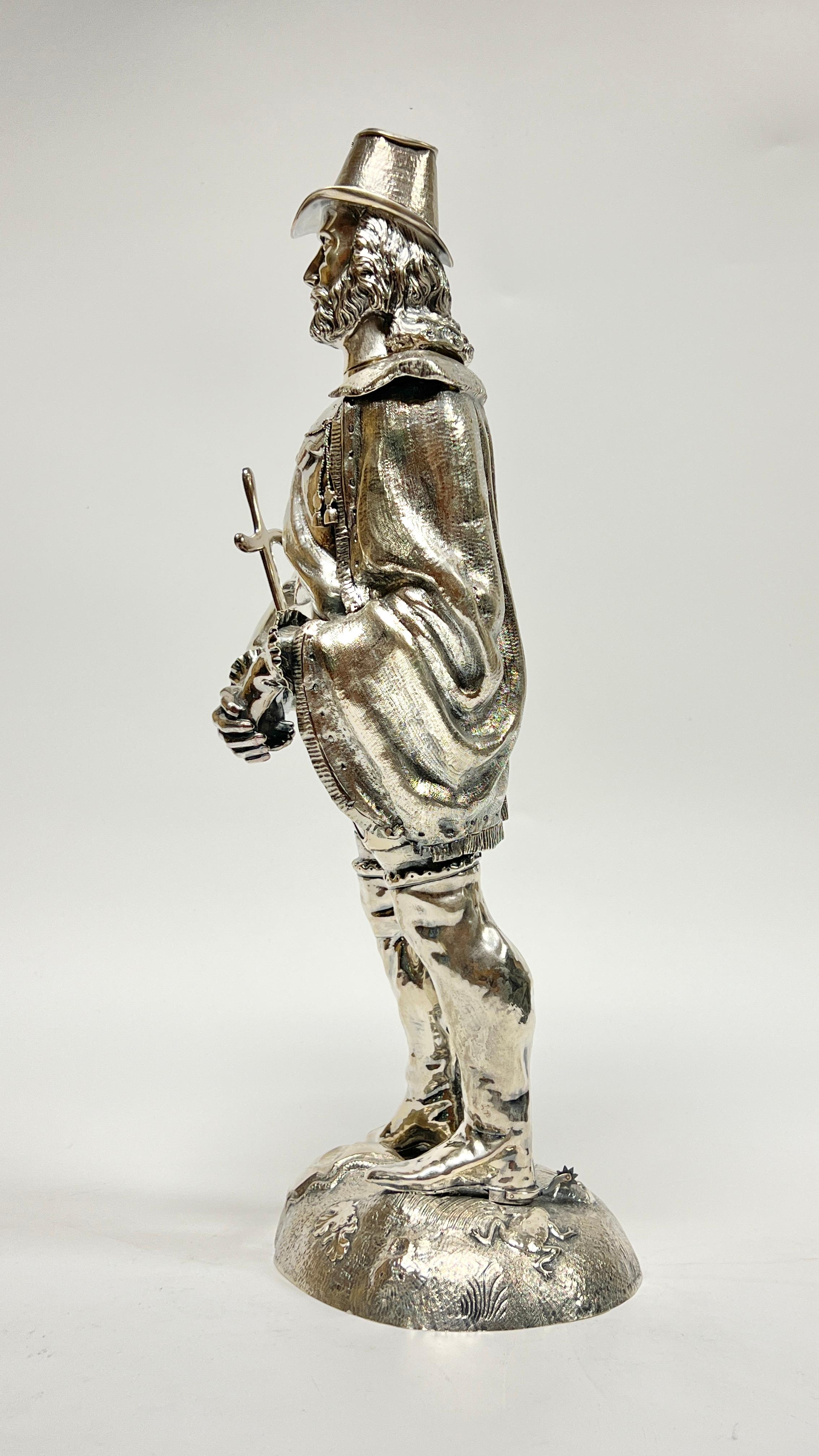 Argento Grande scultura in argento raffigurante un cavaliere spagnolo in vendita