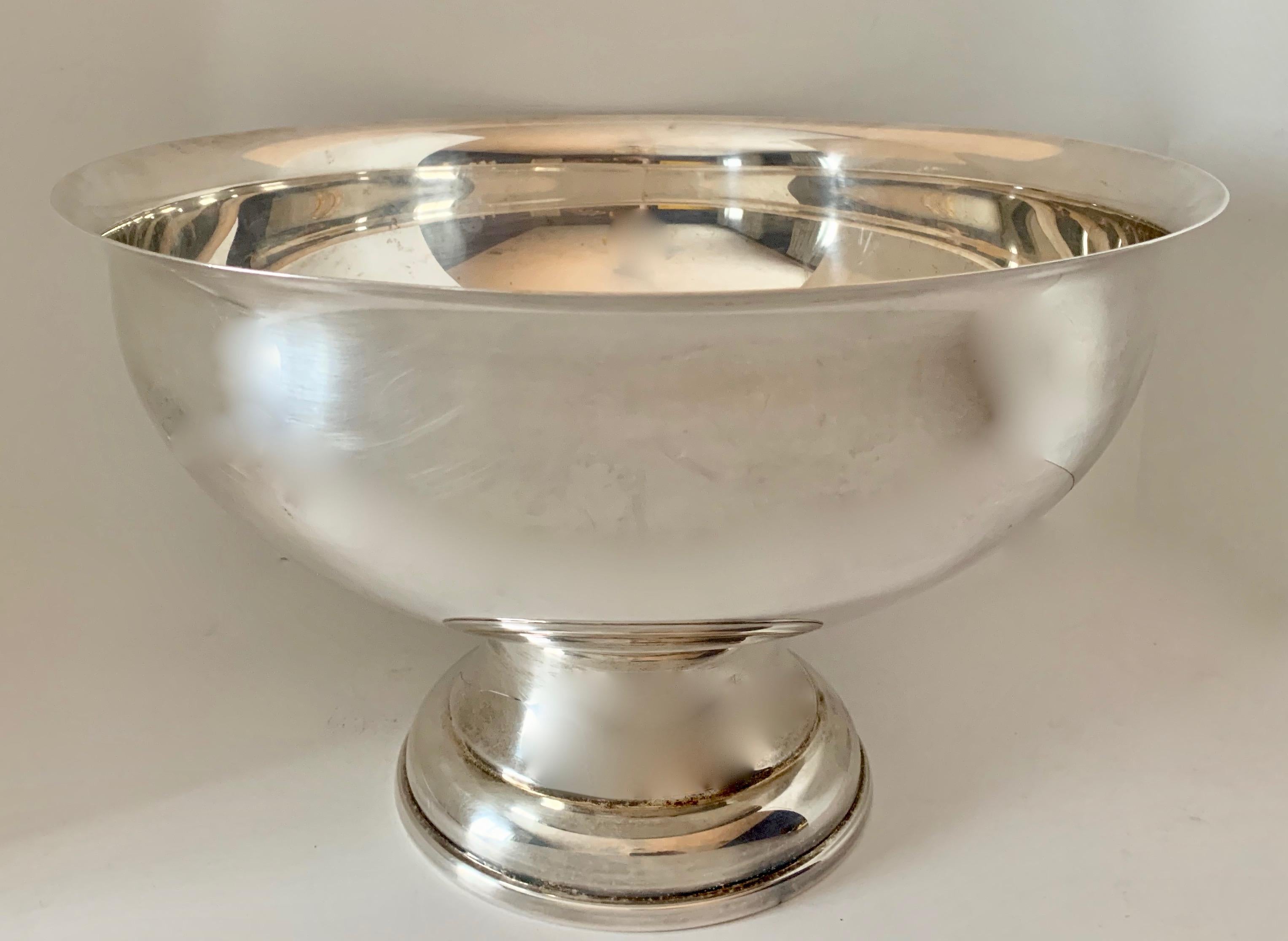 Silver bowl in superb condition. This handsome piece is ready to do everything from display your prized garden roses to celebrate with your homemade spiced punch... or damn, it's so beautiful, like Gisele it can just sit there and be a ravenous