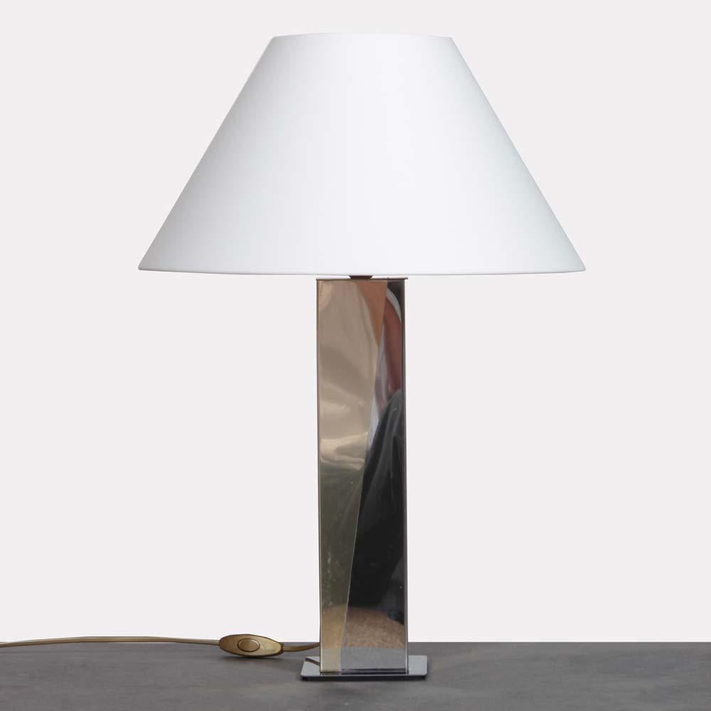 Cette grande lampe de table date des années 1980. Il est fait d'or et d'argent. Ce luminaire est en bon état. L'abat-jour est neuf.