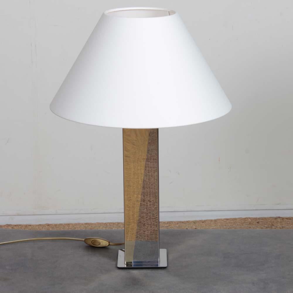 Français Grande lampe de table en métal argenté, 1980 en vente