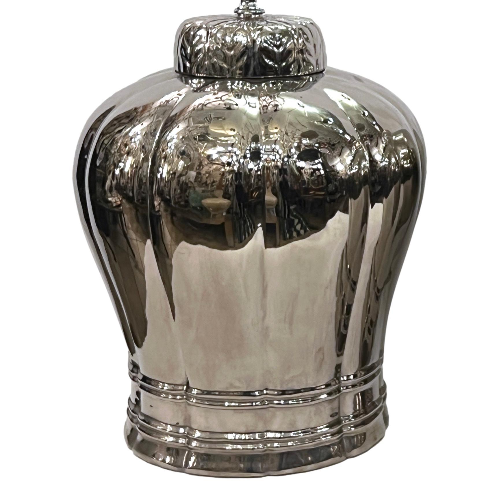 Paire de grandes lampes de table italiennes en porcelaine argentée datant des années 1940.

Mesures :
Hauteur du corps : 17
Hauteur jusqu'à l'appui de l'abat-jour : 27,5