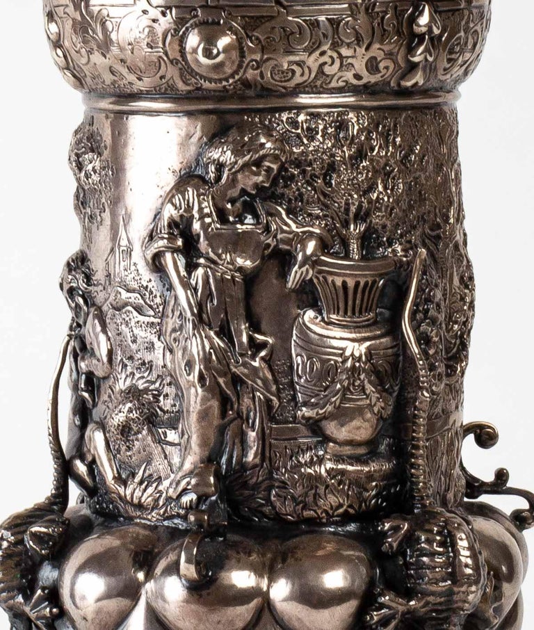 Large silver goblet, German work, 19th century. 
Marked 800
Weight 896 g
Measures: H: 40 cm, D: 13.5 cm.