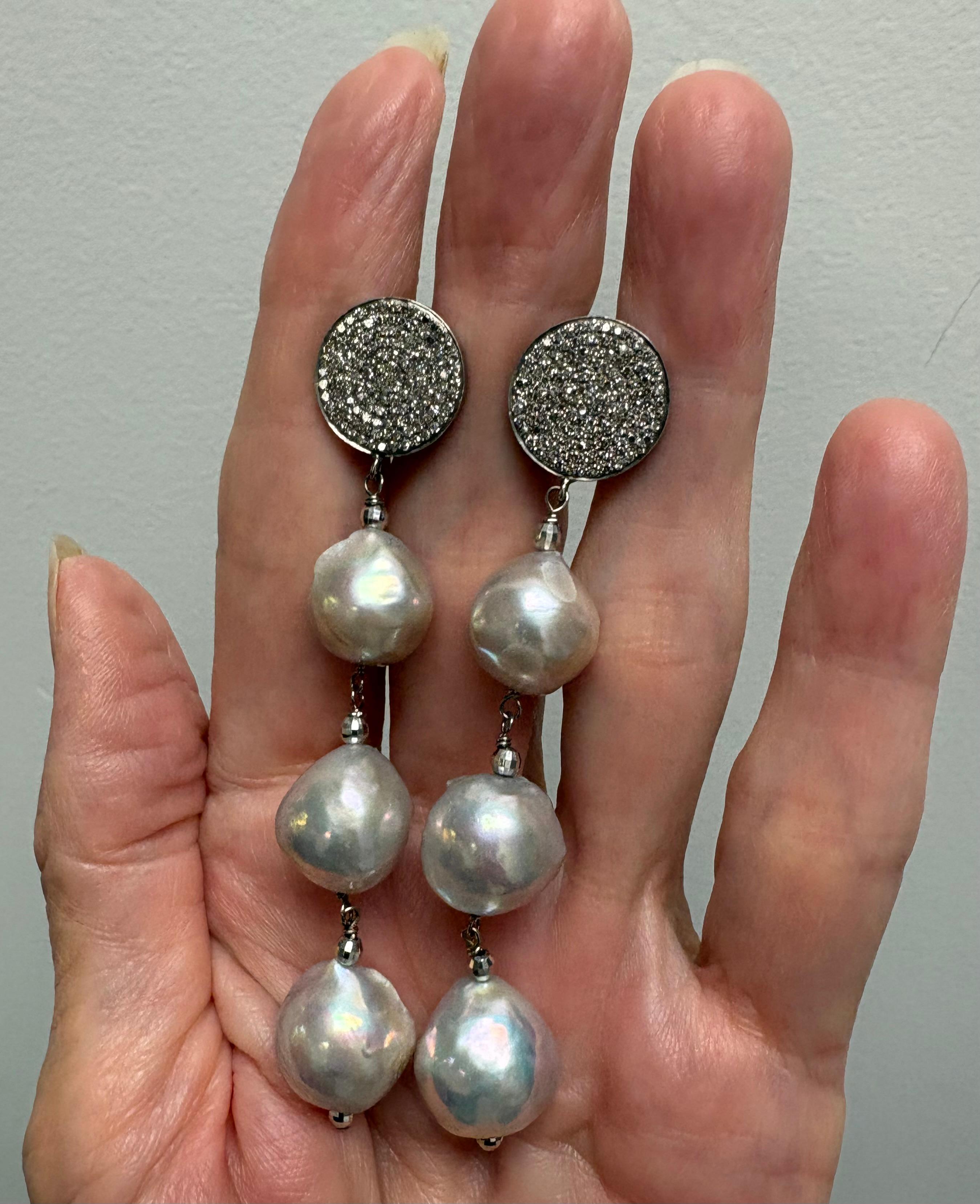 Orecchini Paradizia grandi in argento-grigio con perle d'acqua dolce in vendita 5