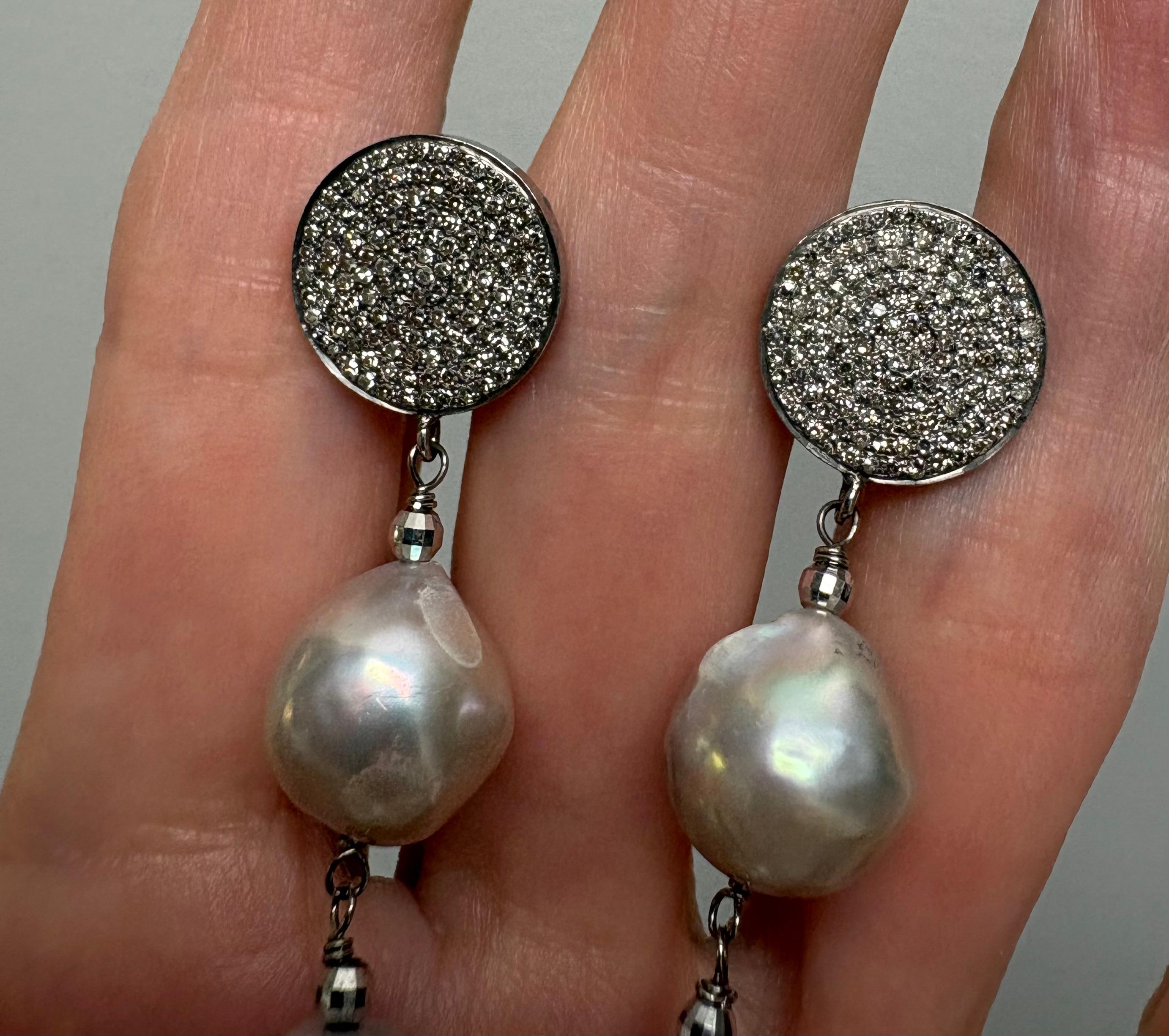 Artigiano Orecchini Paradizia grandi in argento-grigio con perle d'acqua dolce in vendita