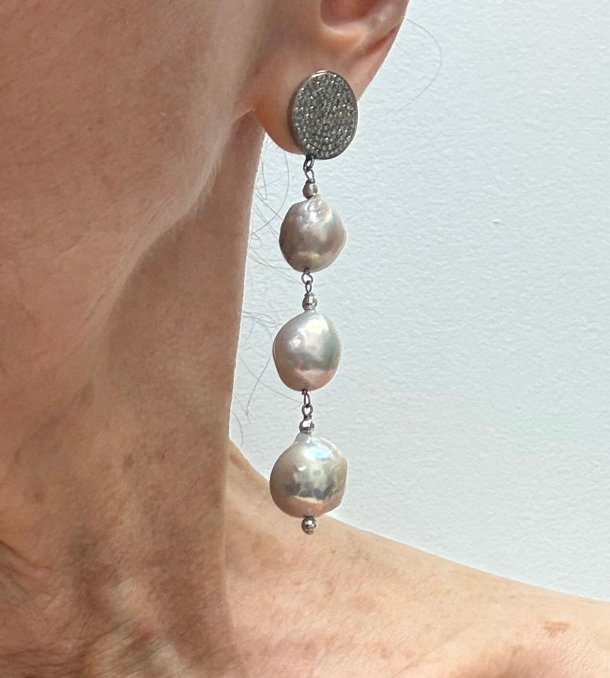 Orecchini Paradizia grandi in argento-grigio con perle d'acqua dolce in vendita 4