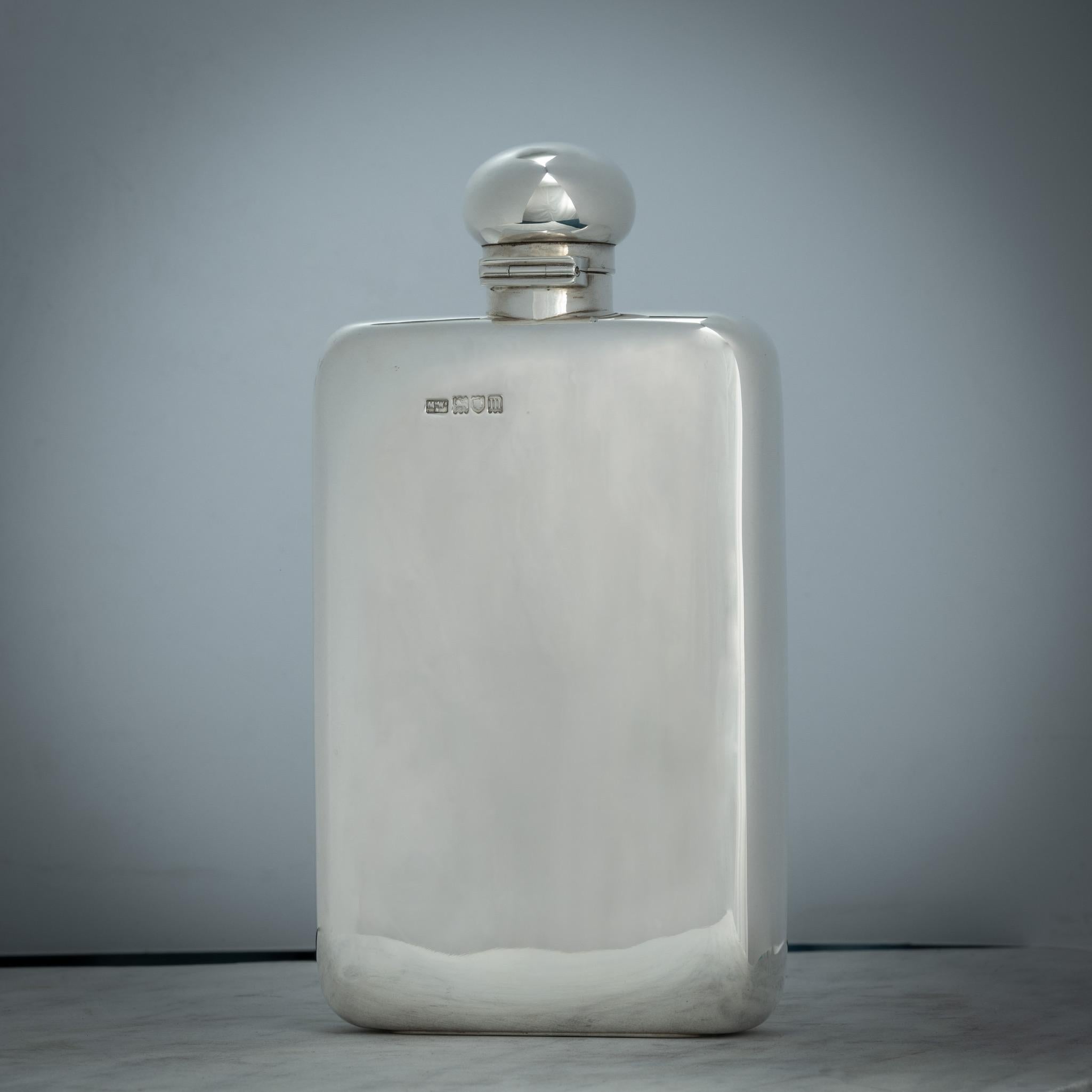 Großer Flachmann aus Sterlingsilber von Mappin and Webb, gestempelt London 1907. Der Körper der Flasche ist mit einem Korken gefüttert Stopfen, der auf einem Scharnier Bajonettverschluss ist gekrönt. Das Fassungsvermögen dieser Flasche beträgt 1