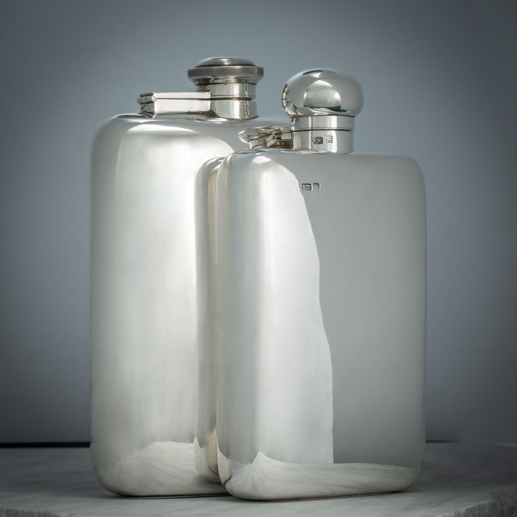 Großer silberner Hip Flask, gestempelt London 1907 (Frühes 20. Jahrhundert) im Angebot
