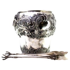 Cubitera grande de plata con cabezas de león en relieve y pinzas de garra