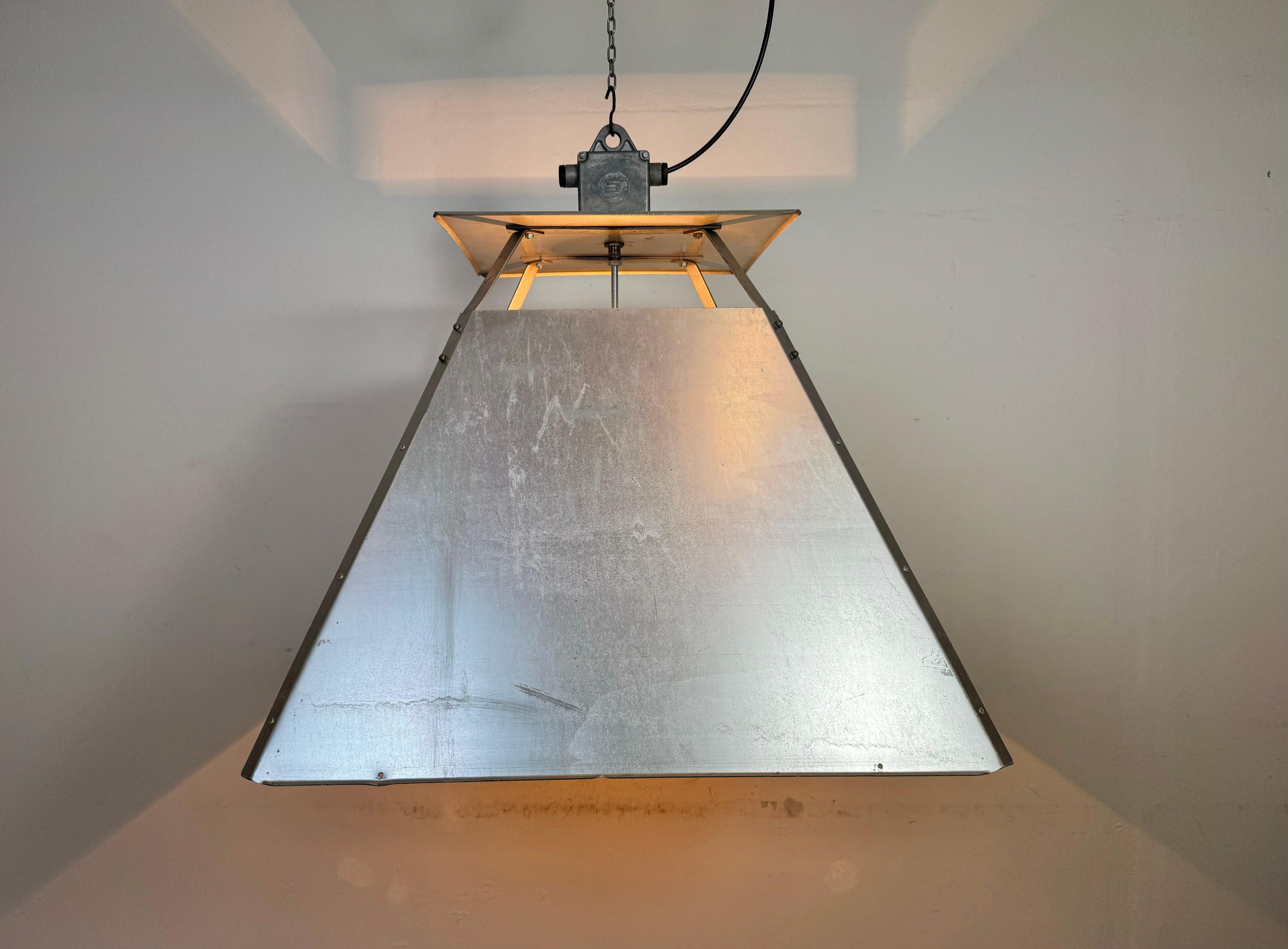 Grande lampada a sospensione industriale in argento di Elektrosvit, anni '70 in vendita 3