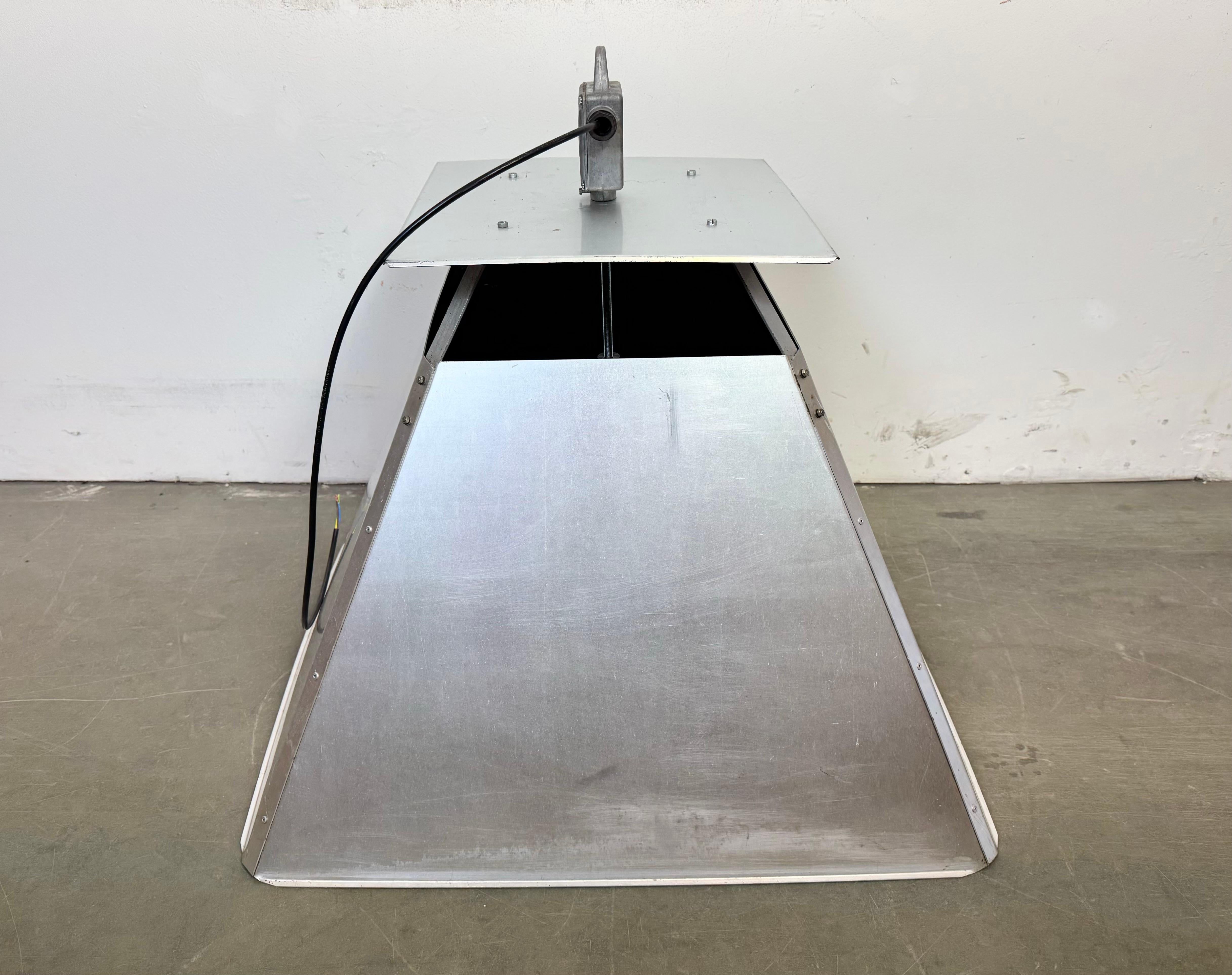 Grande lampada a sospensione industriale in argento di Elektrosvit, anni '70 in vendita 12