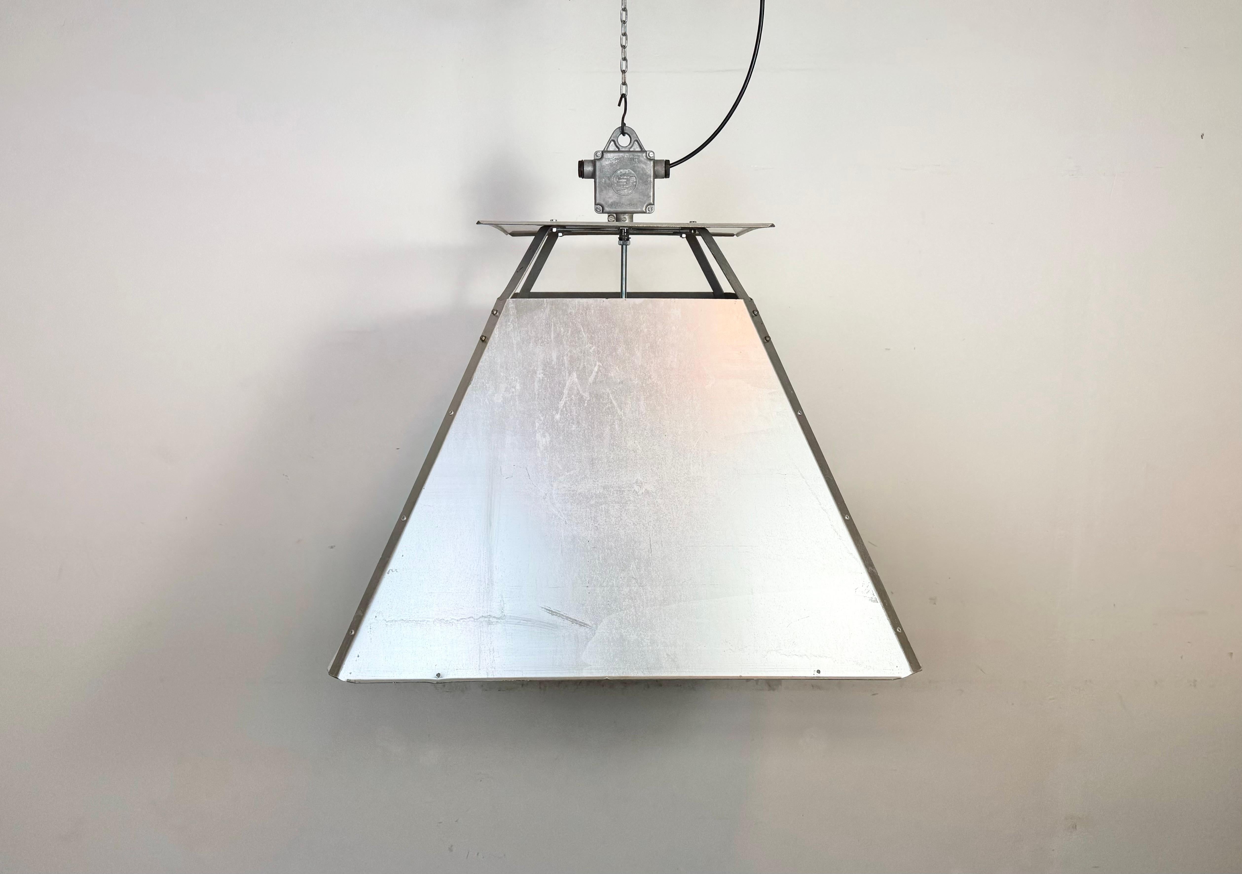 - Grande lampada da ingresso industriale vintage di fabbrica
- Prodotto da Elektrosvit nell'ex Cecoslovacchia negli anni '70-'80.
- Corpo in acciaio inossidabile color argento
- Bauletto in alluminio fuso
- La presa in porcellana richiede lampadine