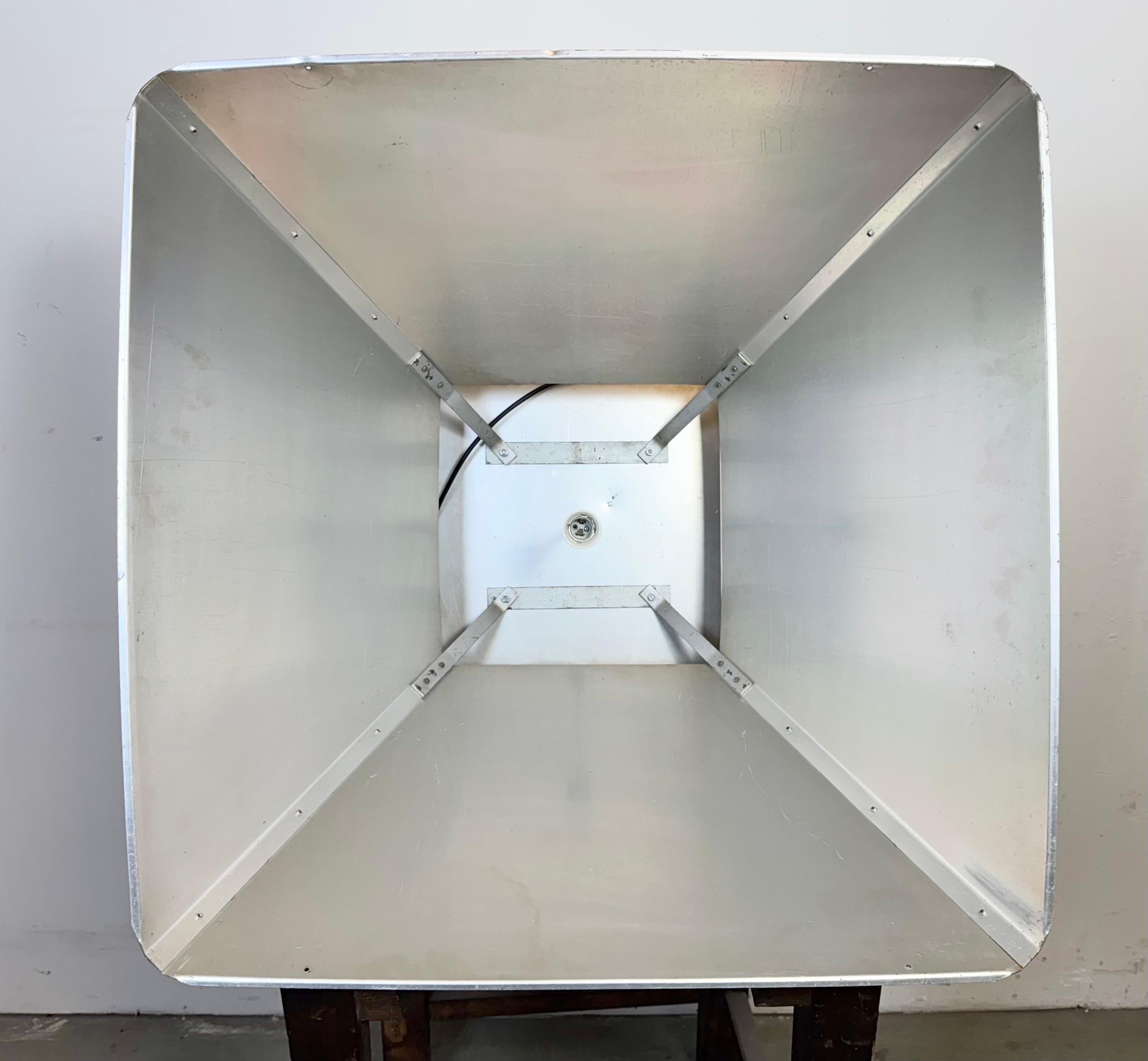 Grande lampada a sospensione industriale in argento di Elektrosvit, anni '70 in vendita 13
