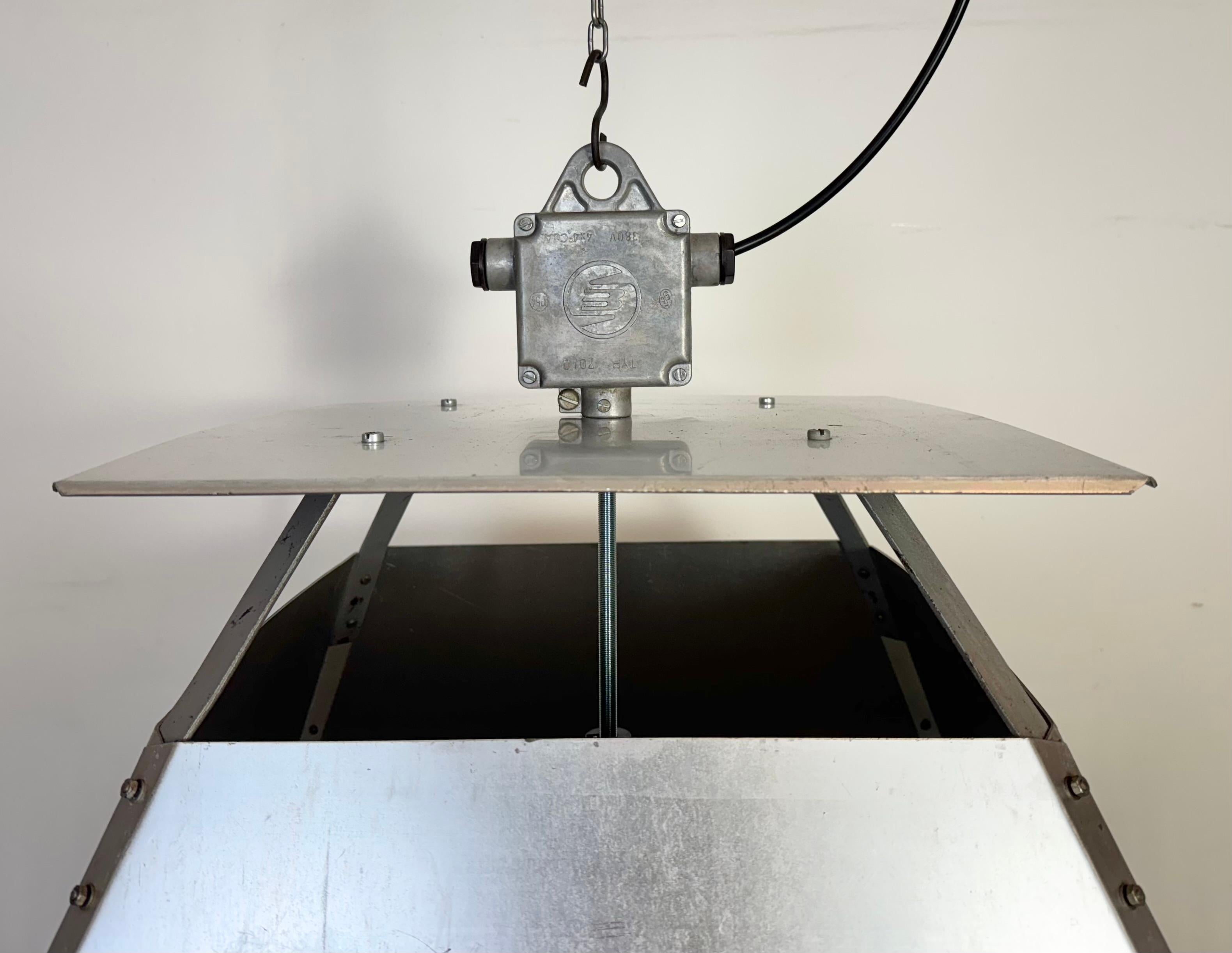 Grande lampada a sospensione industriale in argento di Elektrosvit, anni '70 In condizioni buone in vendita a Kojetice, CZ