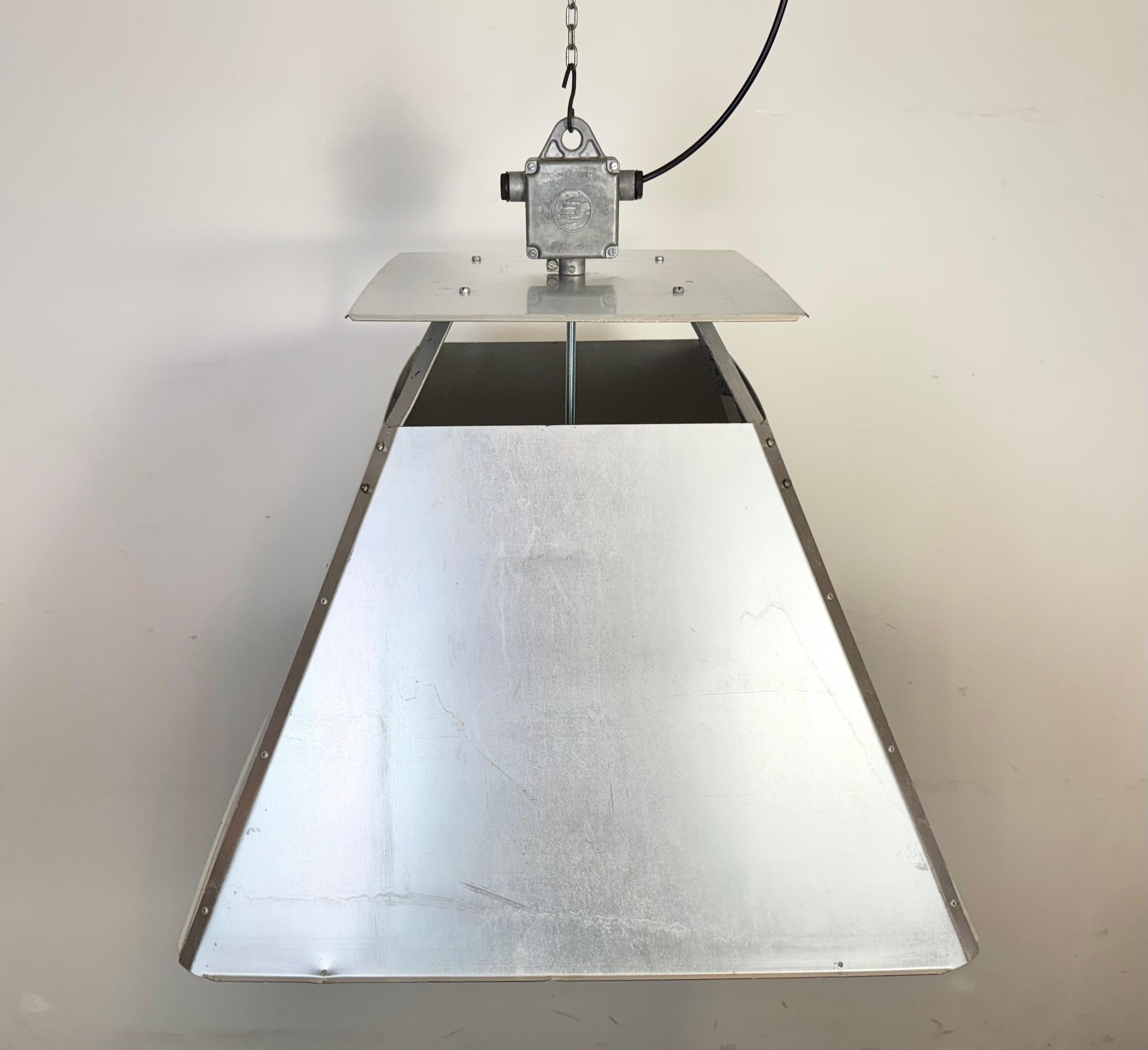 Alluminio Grande lampada a sospensione industriale in argento di Elektrosvit, anni '70 in vendita