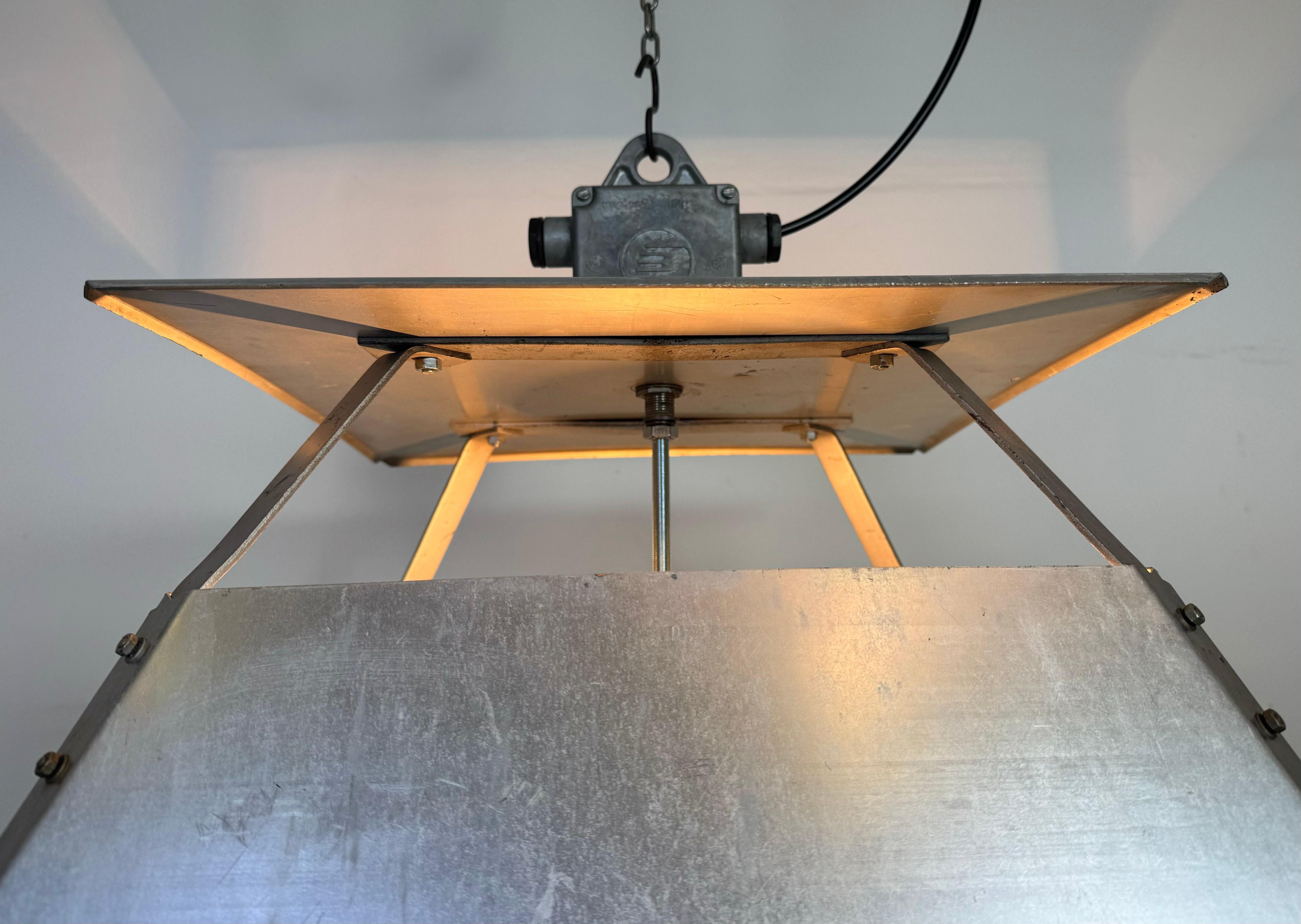 Grande lampada a sospensione industriale in argento di Elektrosvit, anni '70 in vendita 1