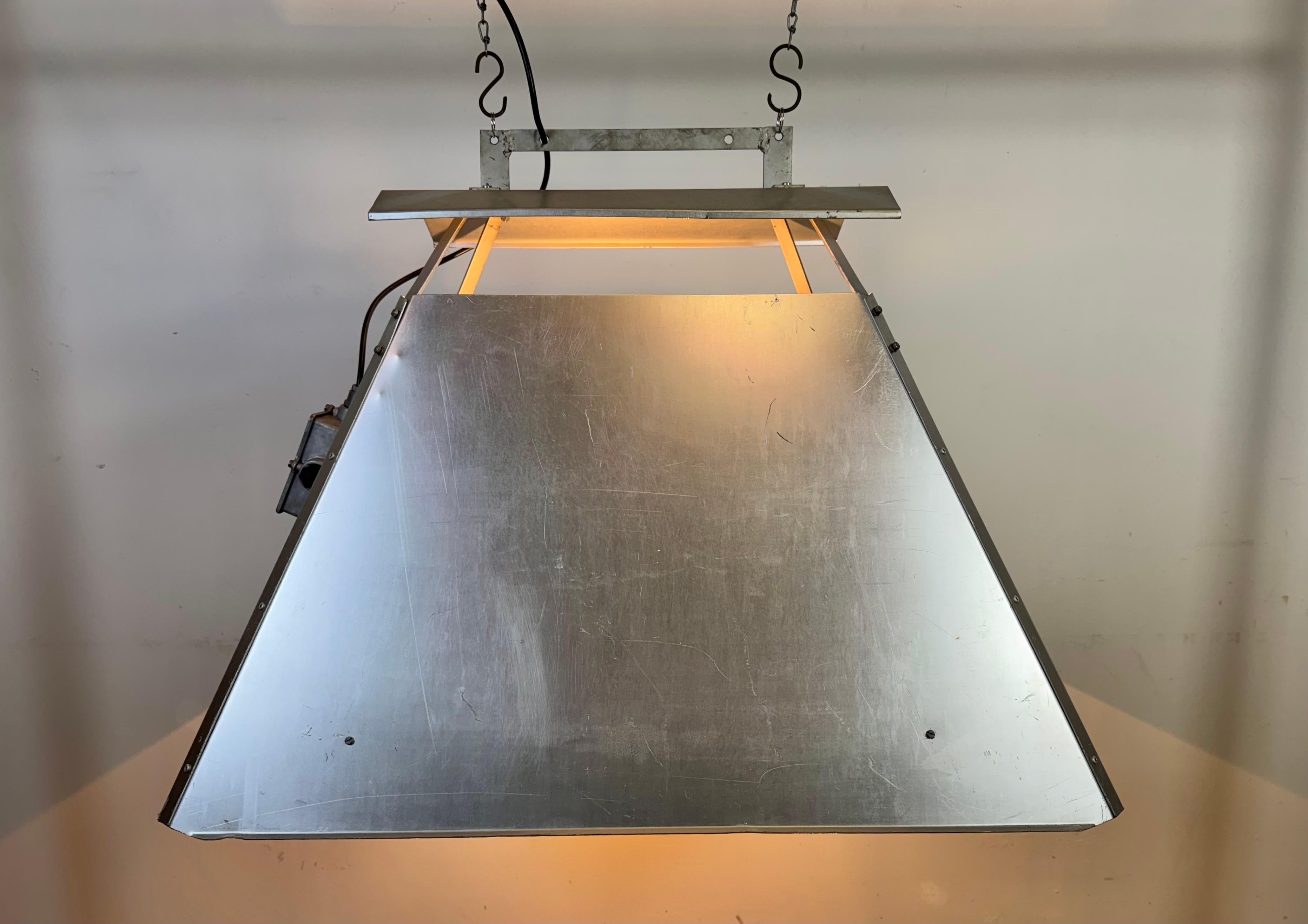 Grande lampada a sospensione industriale in argento di Elektrosvit, anni '70 in vendita 4