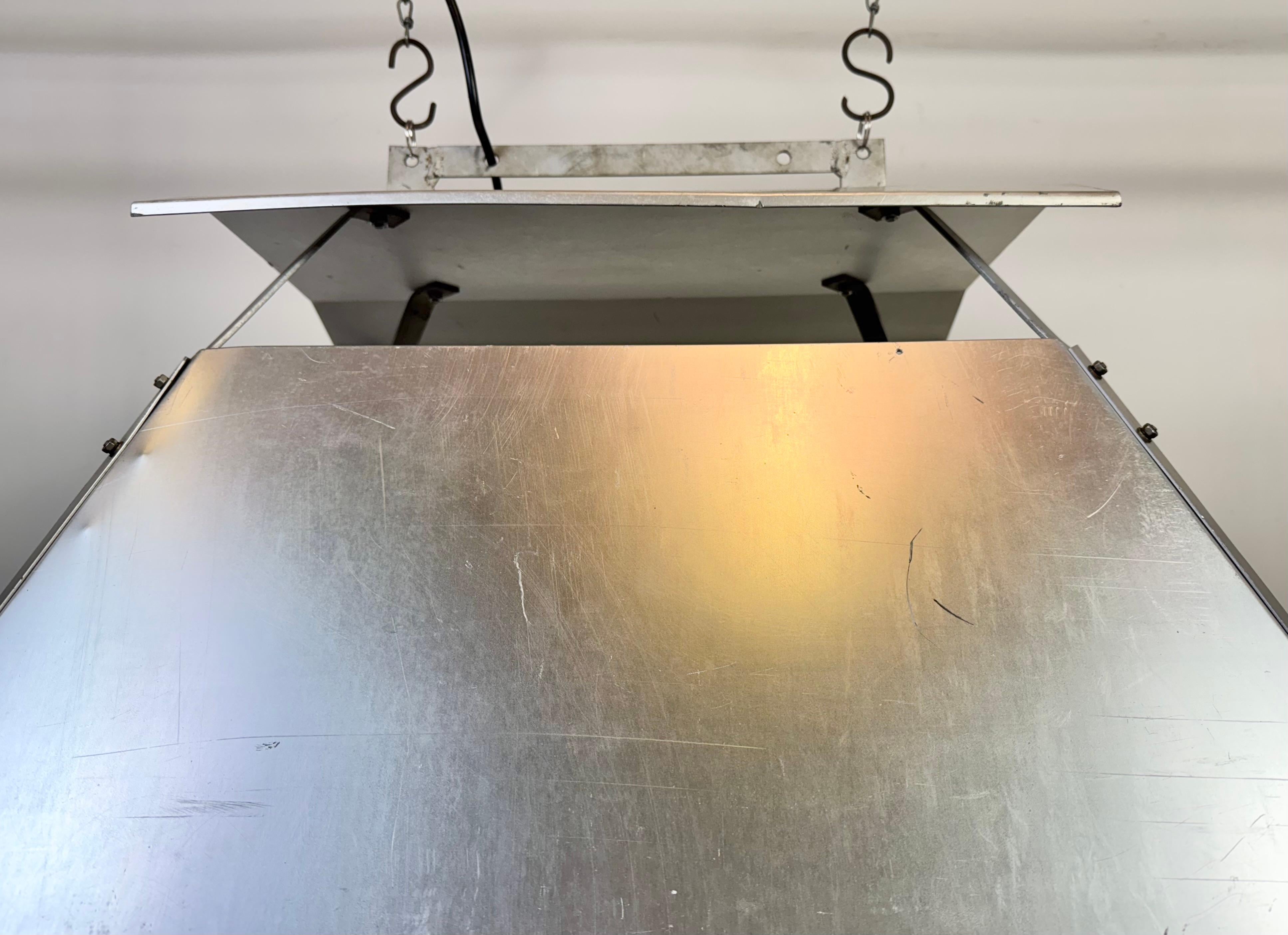 Grande lampada a sospensione industriale in argento di Elektrosvit, anni '70 in vendita 5
