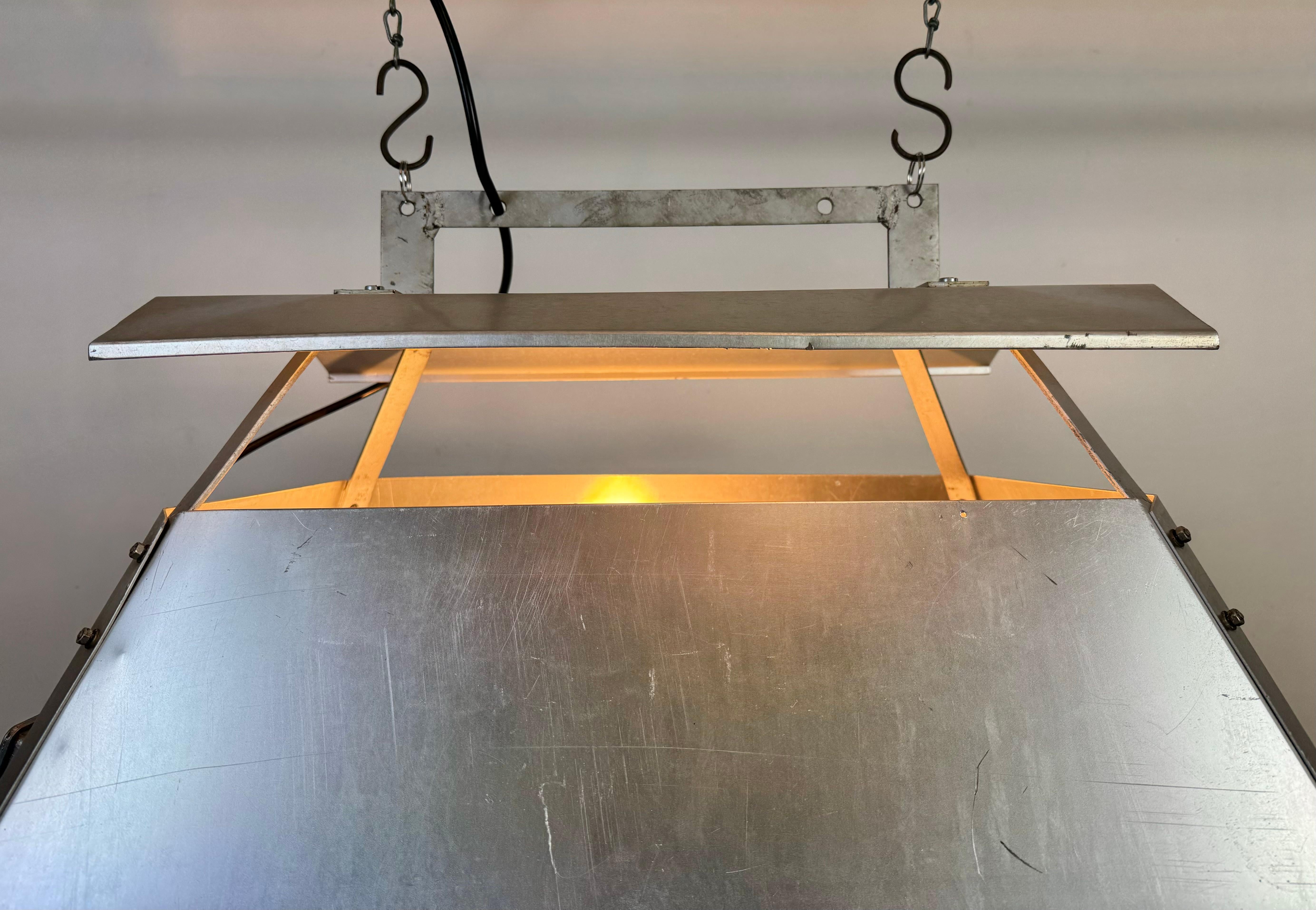 Grande lampada a sospensione industriale in argento di Elektrosvit, anni '70 in vendita 6