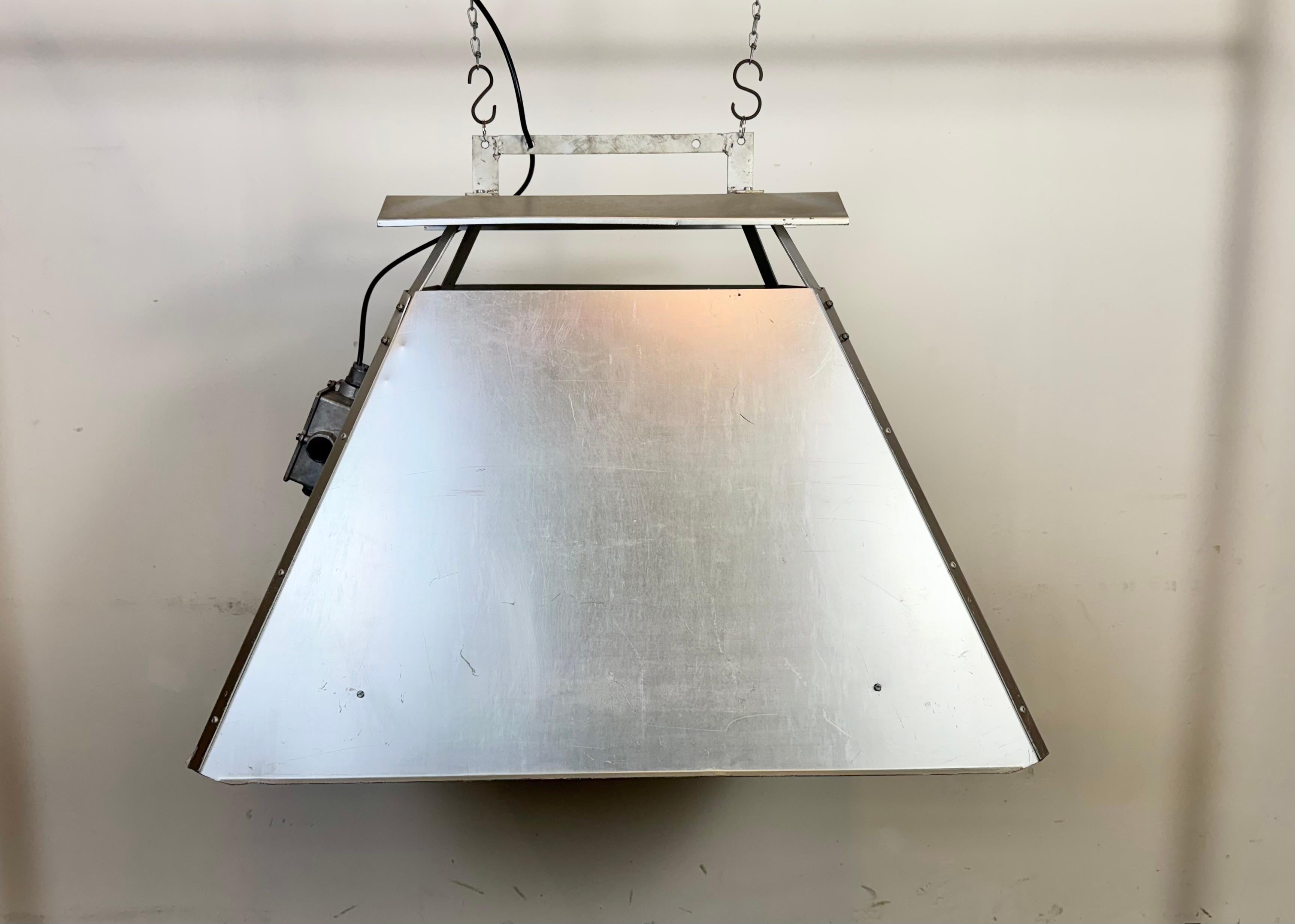 - Grande lampada da ingresso industriale a rettangolo d'epoca
- Prodotto da Elektrosvit nell'ex Cecoslovacchia negli anni '70-'80.
- Corpo in acciaio inossidabile color argento
- Bauletto in alluminio fuso
- La presa in porcellana richiede lampadine