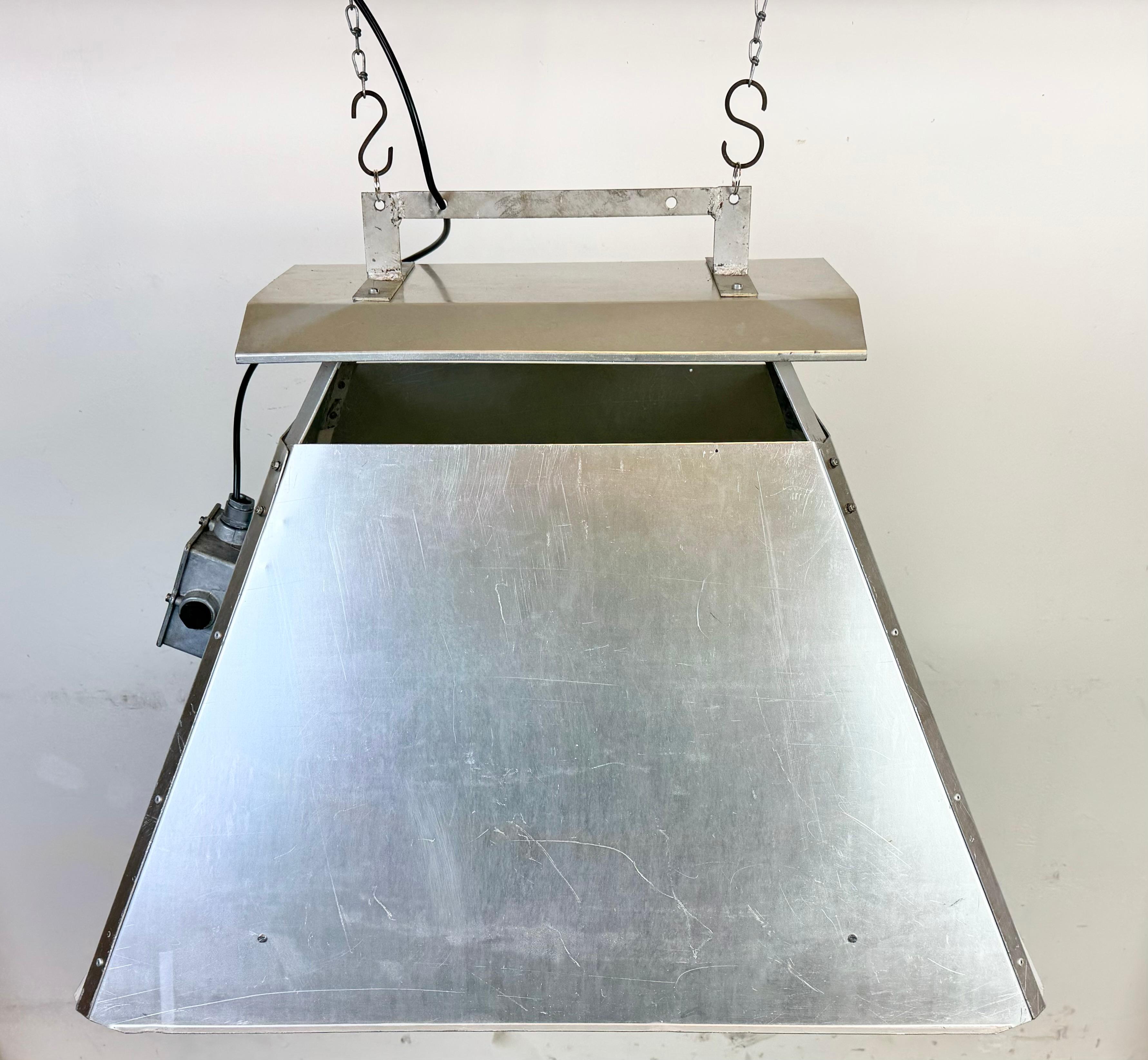 Ceco Grande lampada a sospensione industriale in argento di Elektrosvit, anni '70 in vendita