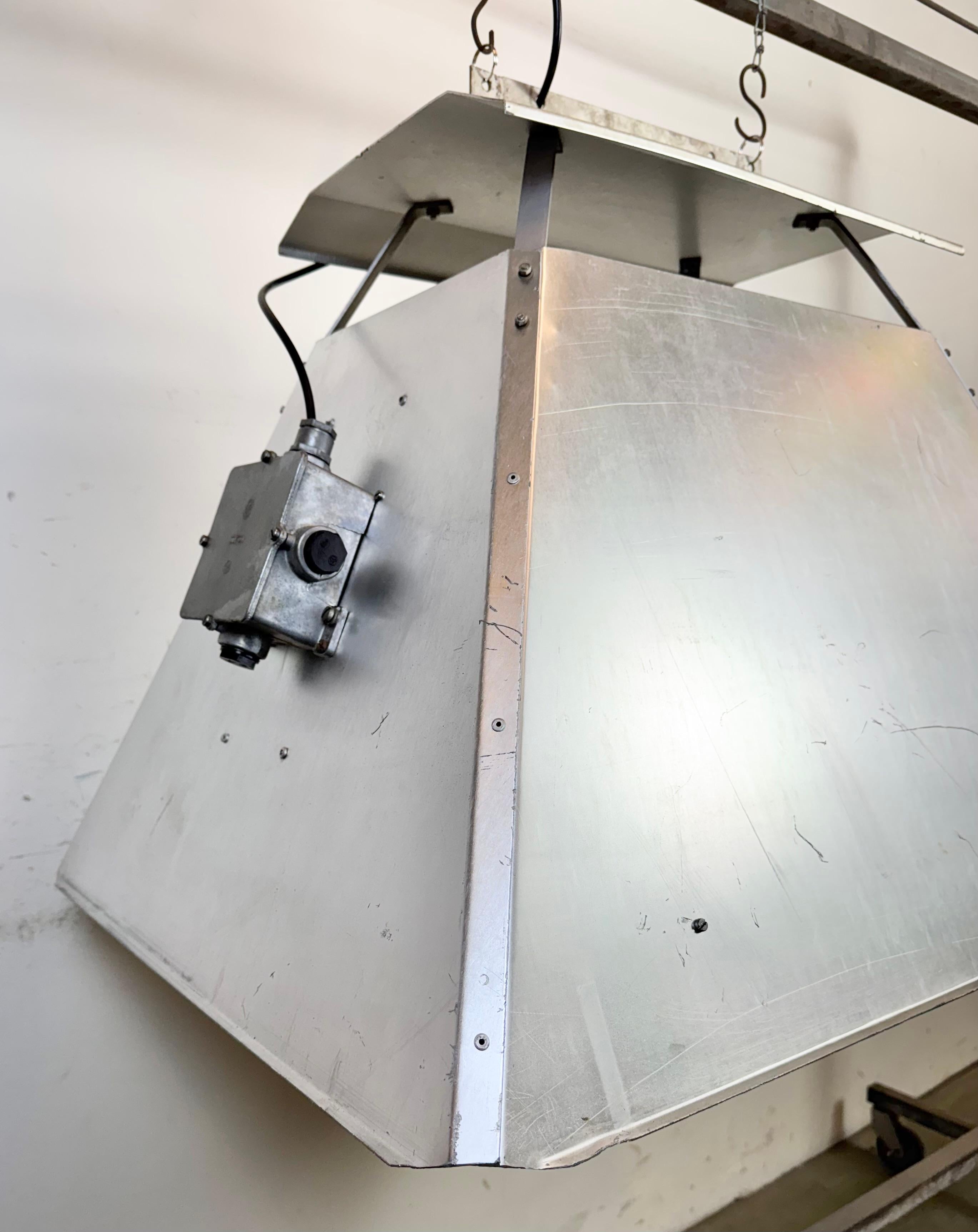 Fine XX secolo Grande lampada a sospensione industriale in argento di Elektrosvit, anni '70 in vendita