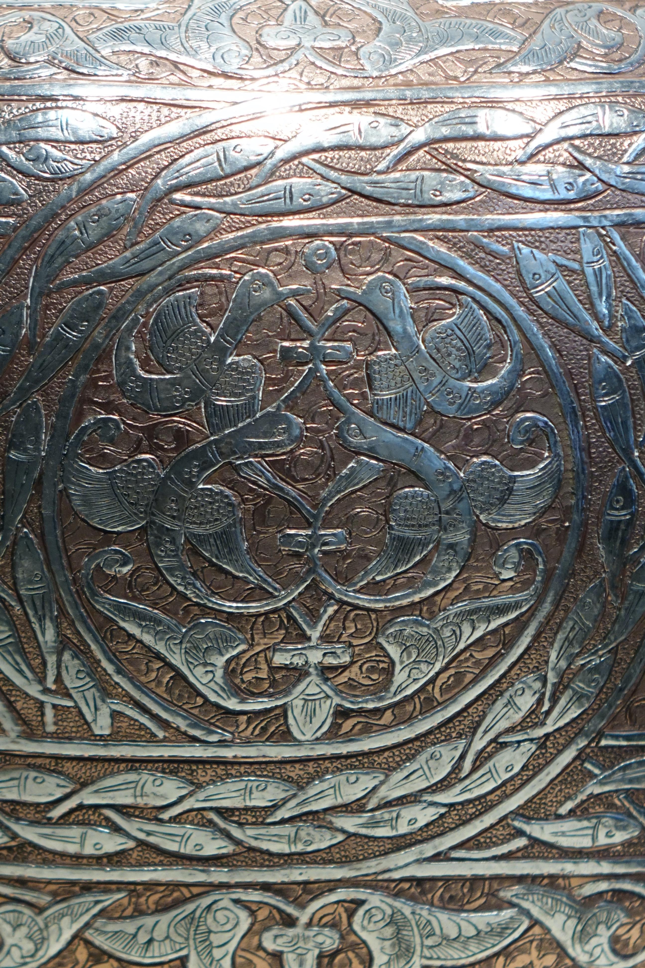 Grande vaso in argento intarsiato in rame, Siria o Egitto, circa 1900. In condizioni buone in vendita a PARIS, FR