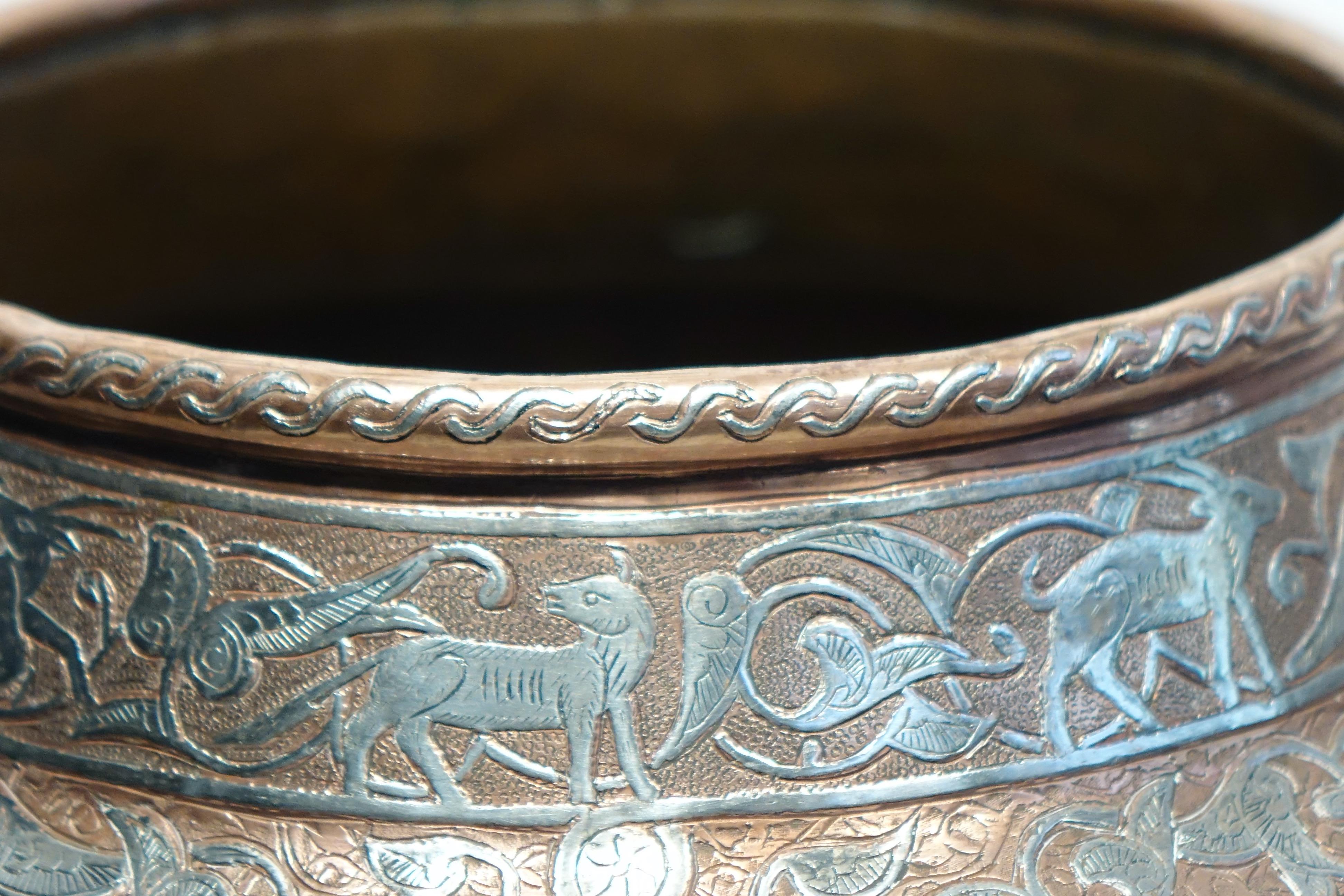 XX secolo Grande vaso in argento intarsiato in rame, Siria o Egitto, circa 1900. in vendita