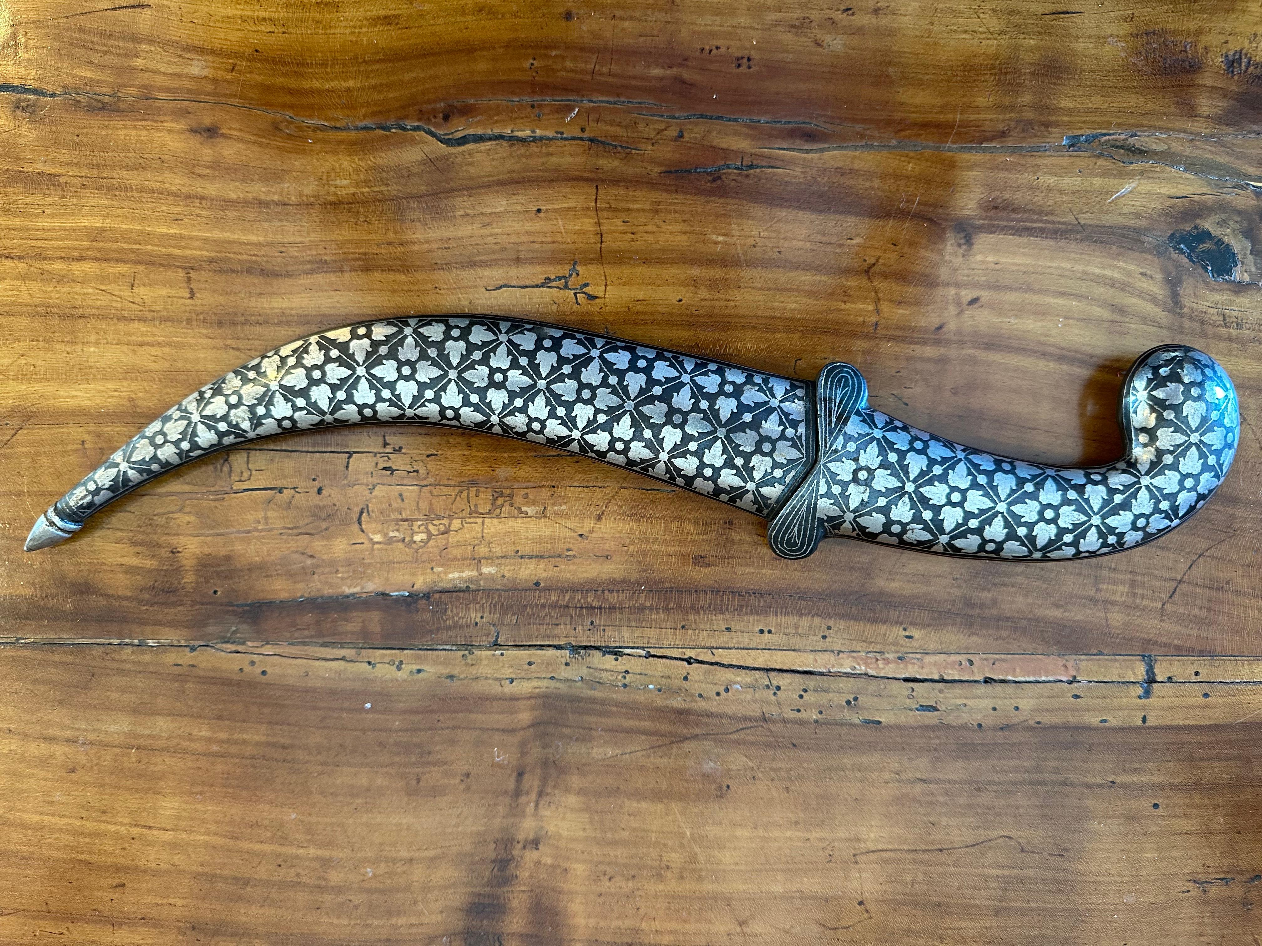 curvy dagger