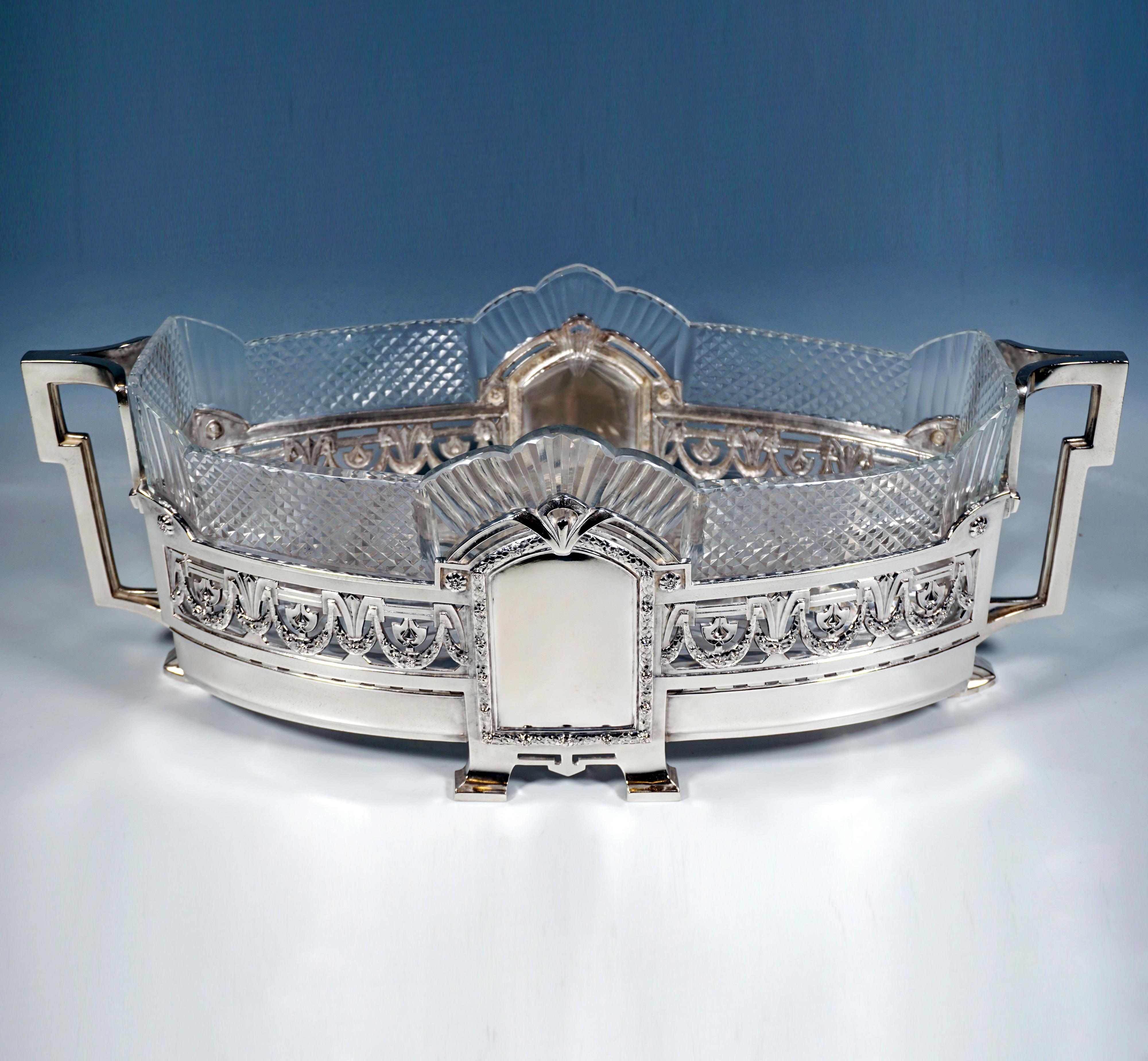 Élégant récipient festif en argent, en forme de bateau à pointes coiffées, reposant sur de petits pieds, la paroi verticale à décor ajouré ressemblant à une balustrade avec des festons de feuilles et de fleurs sur un bord inférieur lisse et