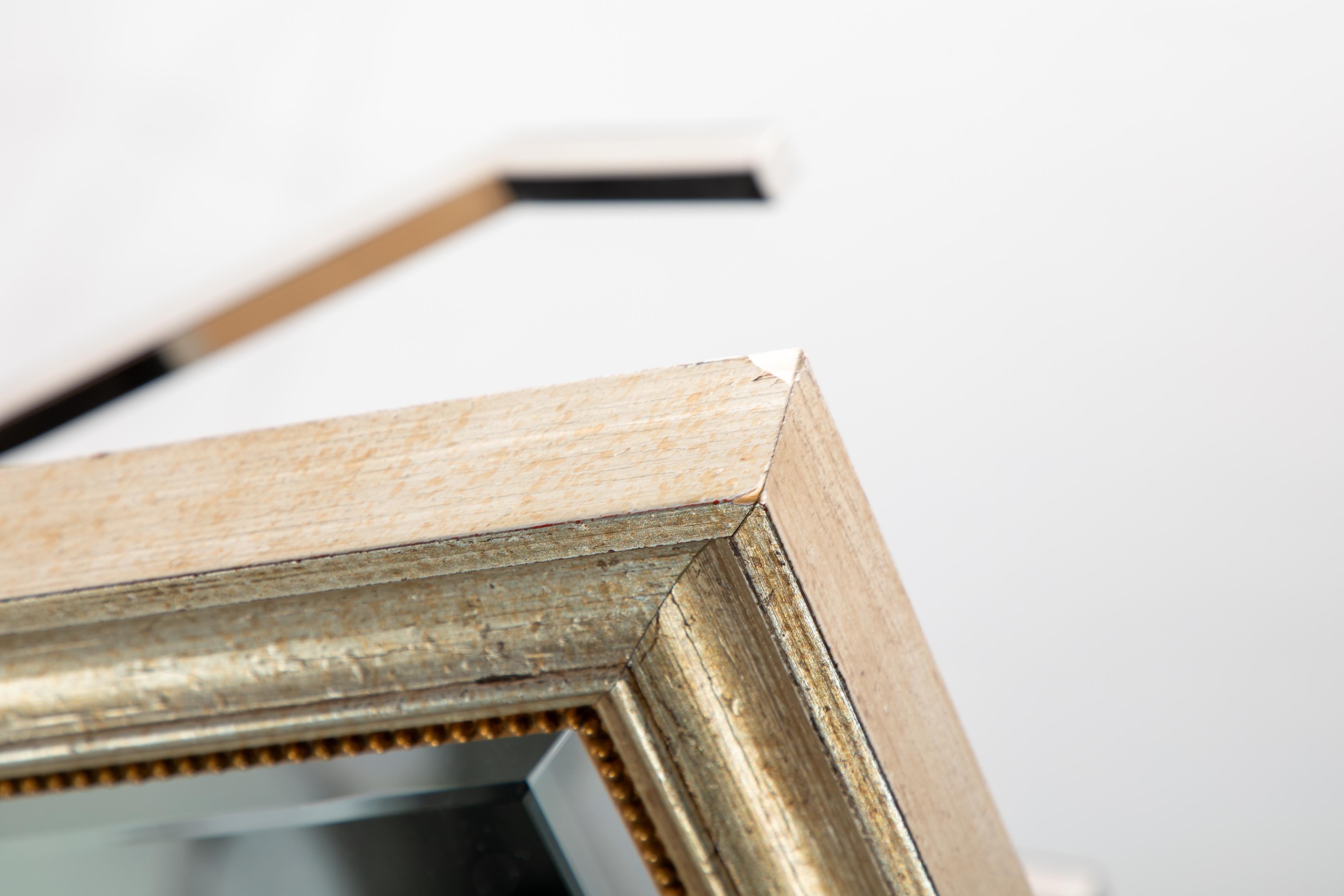 Specchio grande con cornice a foglie d'argento e filetto di perline

piccole sbeccature agli angoli della cornice