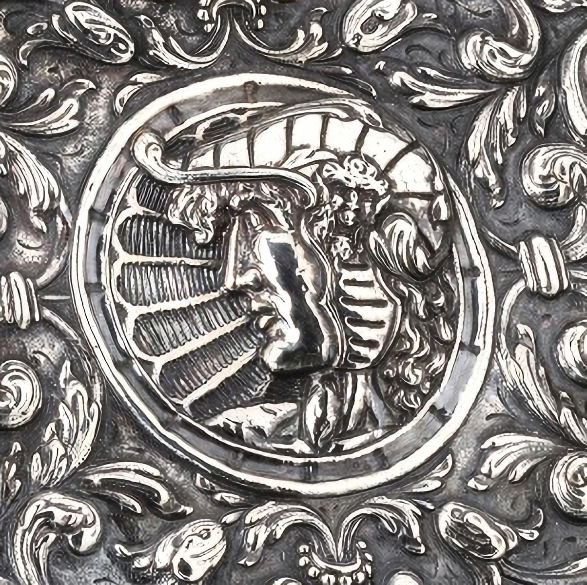 Large silver oval long plate
Holland, in silver 19th century
with wavy edge, with reserves of classic figures and plant elements. With silver marks 'CO MO'. No trademarks under DL no. 120/2017, of 15 September - art. 2, no. 2, subparagraph c).