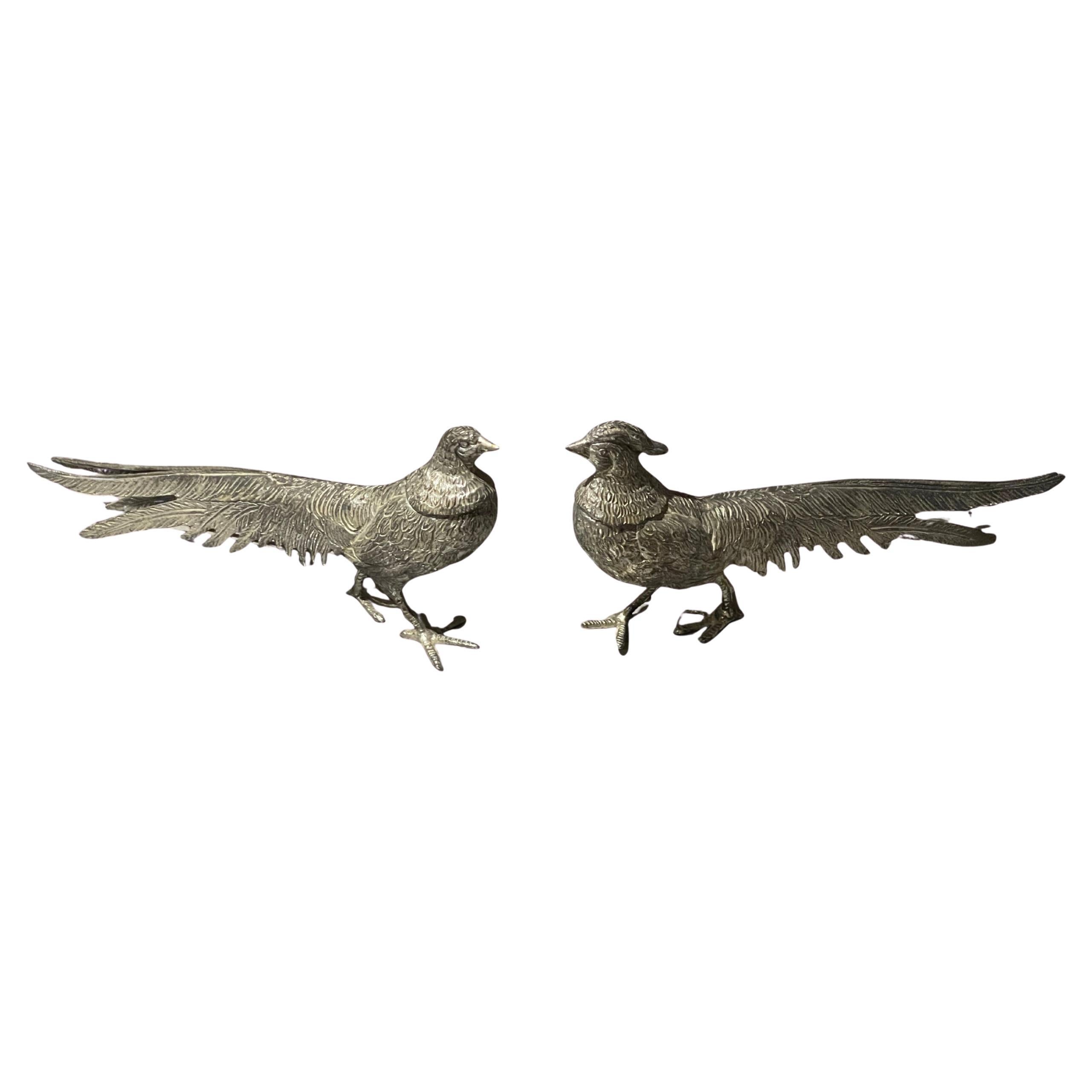 Grand stand de paon en argent,  Paire d'objets décoratifs de décoration d'intérieur anciens avec oiseau
