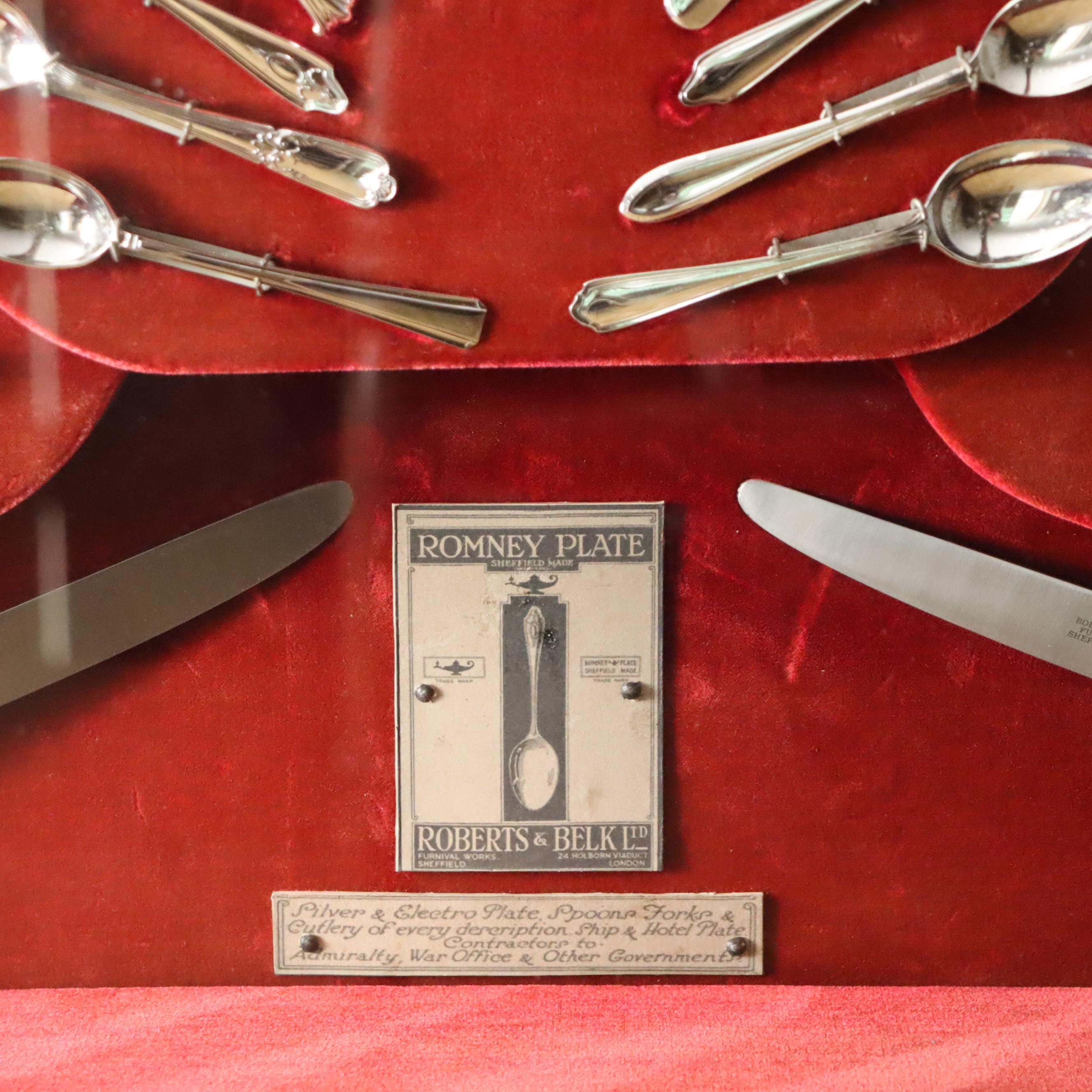 Großes, flaches Vitrinengehäuse aus Silberblech mit königlicher Schirmherrschaft H. M. The King. im Zustand „Gut“ im Angebot in Chipping Campden, GB