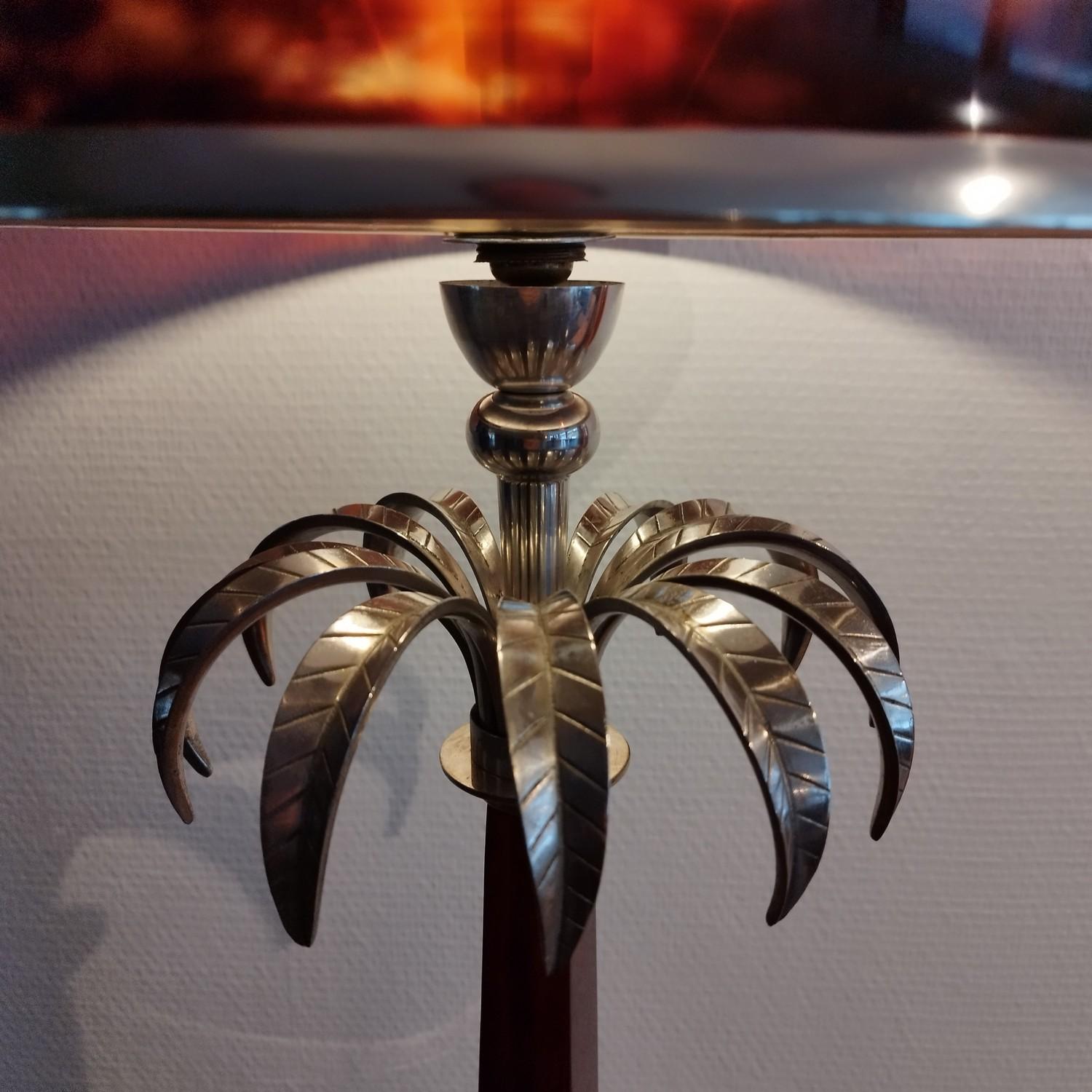 Gorgeous tall lamp, made out of silverplated metal and acrylic to ressemble tortoiseshell. The base of the lamp is a bit worn (silverplate is gone), but it doesn't affect the lamp that much and the lamp keeps all its charm ! It is rewired with a