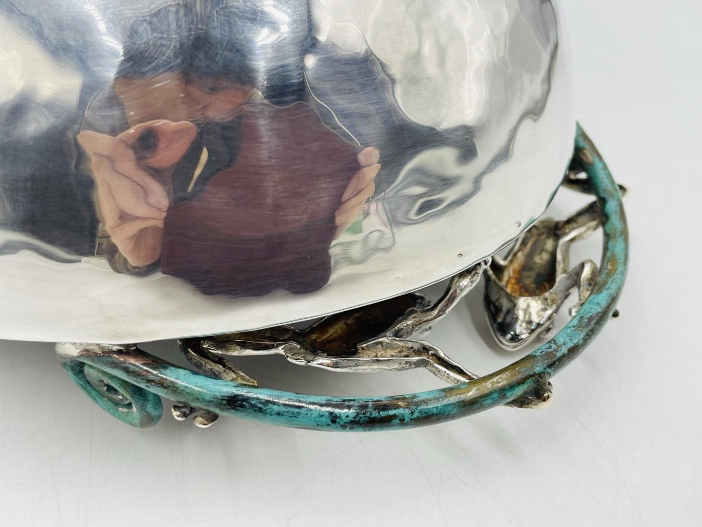 Grand bol en métal argenté avec poignées de grenouilles par Emilia Castillo, Mexique 21e siècle en vente 2