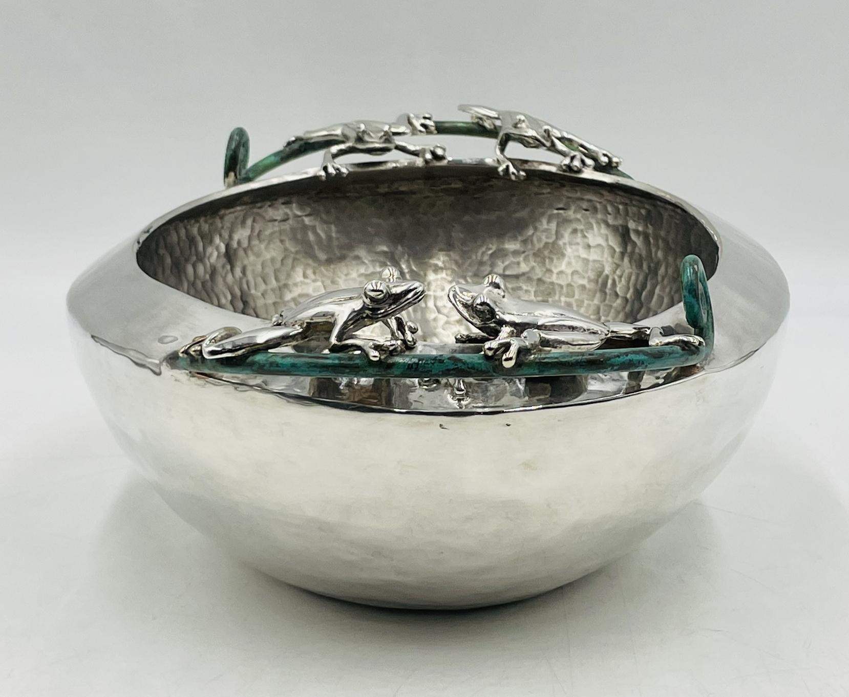 Fait main Grand bol en métal argenté avec poignées de grenouilles par Emilia Castillo, Mexique 21e siècle en vente