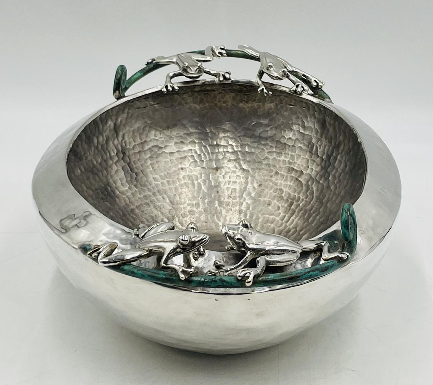 Grand bol en métal argenté avec poignées de grenouilles par Emilia Castillo, Mexique 21e siècle Bon état - En vente à Los Angeles, CA