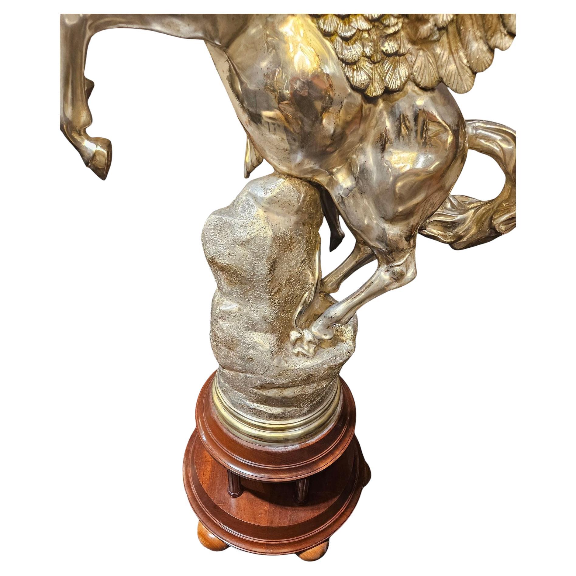 Enorme estatua de caballo alado Pegaso de bronce plateado sobre base de madera
Este bronce es realmente único y una verdadera pieza de arte
