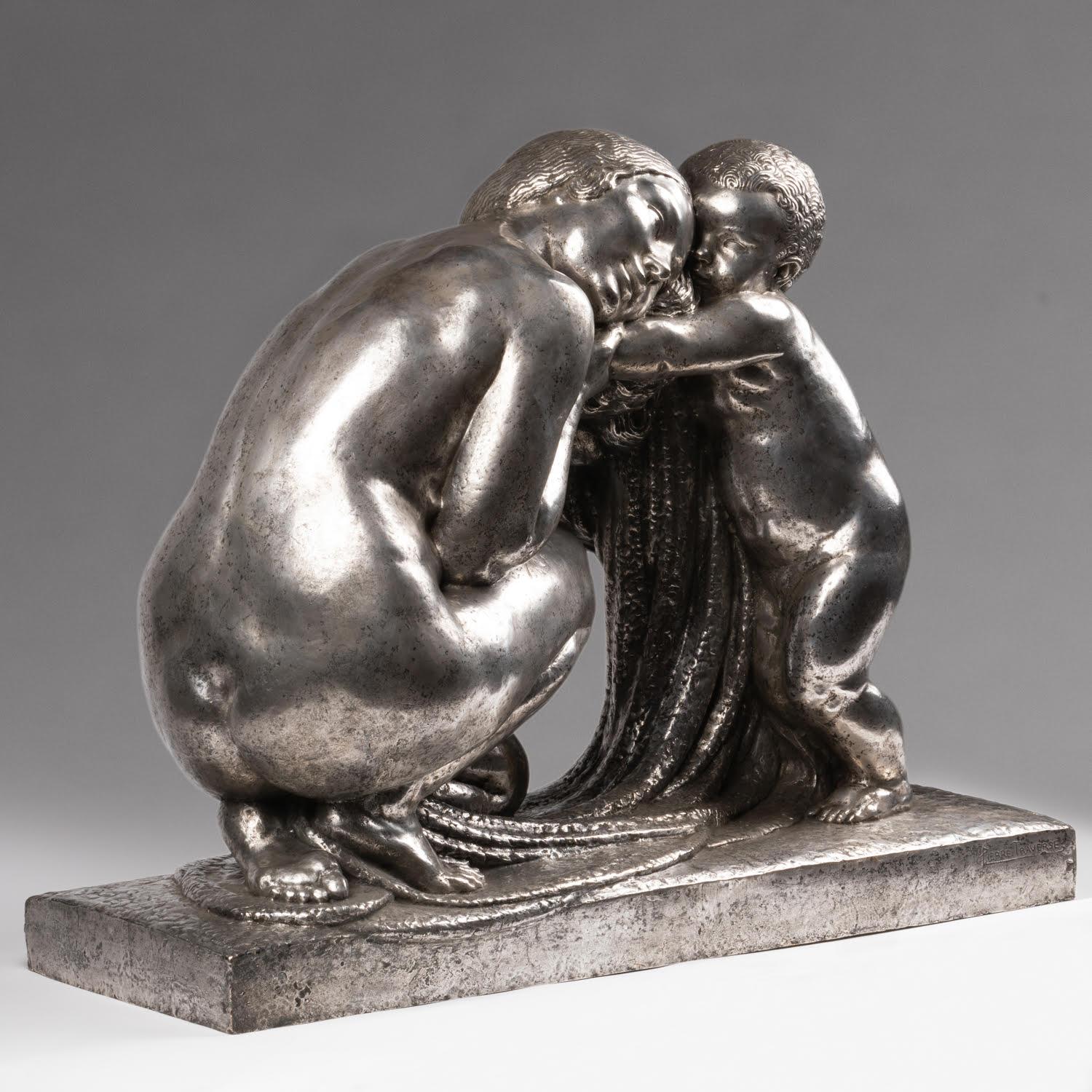 Gran escultura de bronce plateado de Pierre Traverse, hacia 1930, Art Decó.

Escultura de bronce plateado de Pierre Traverse que representa la maternidad, firmada Pierre Traverse, sello del fundador: cire perdu, Leblanc-Barbedienne & fils, París,