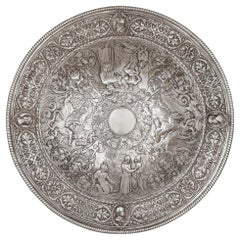 Grand chargeur en métal argenté représentant des scènes mythologiques et de bataille