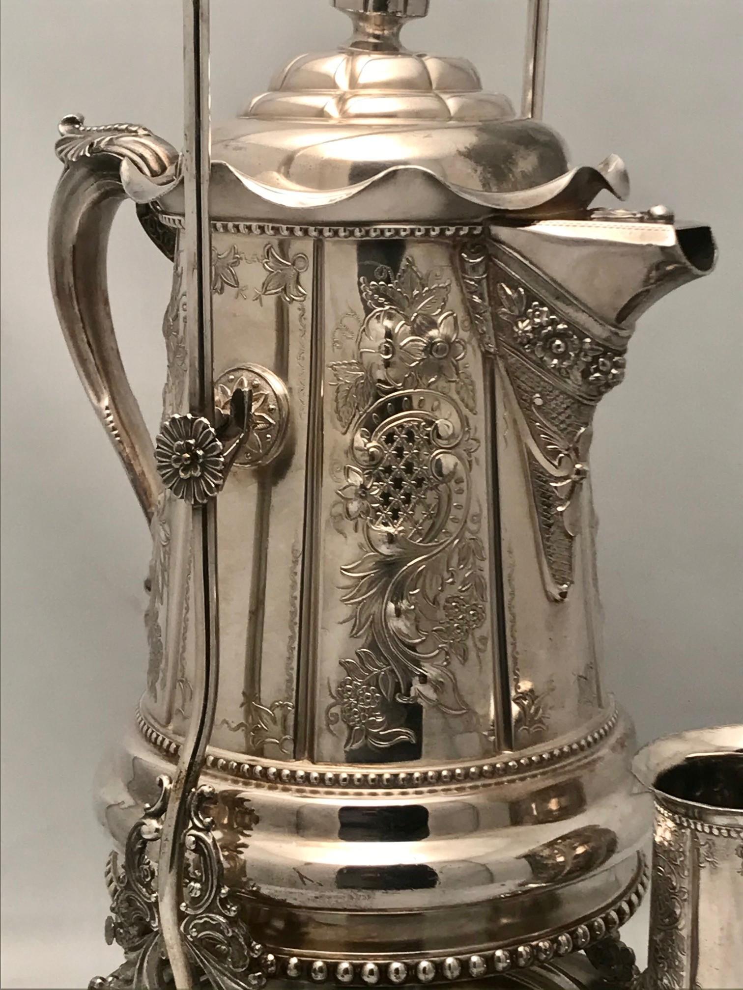 Large Silver Plated Covered Thermal Lemonade/Water Jug In Good Condition For Sale In Montreal, QC