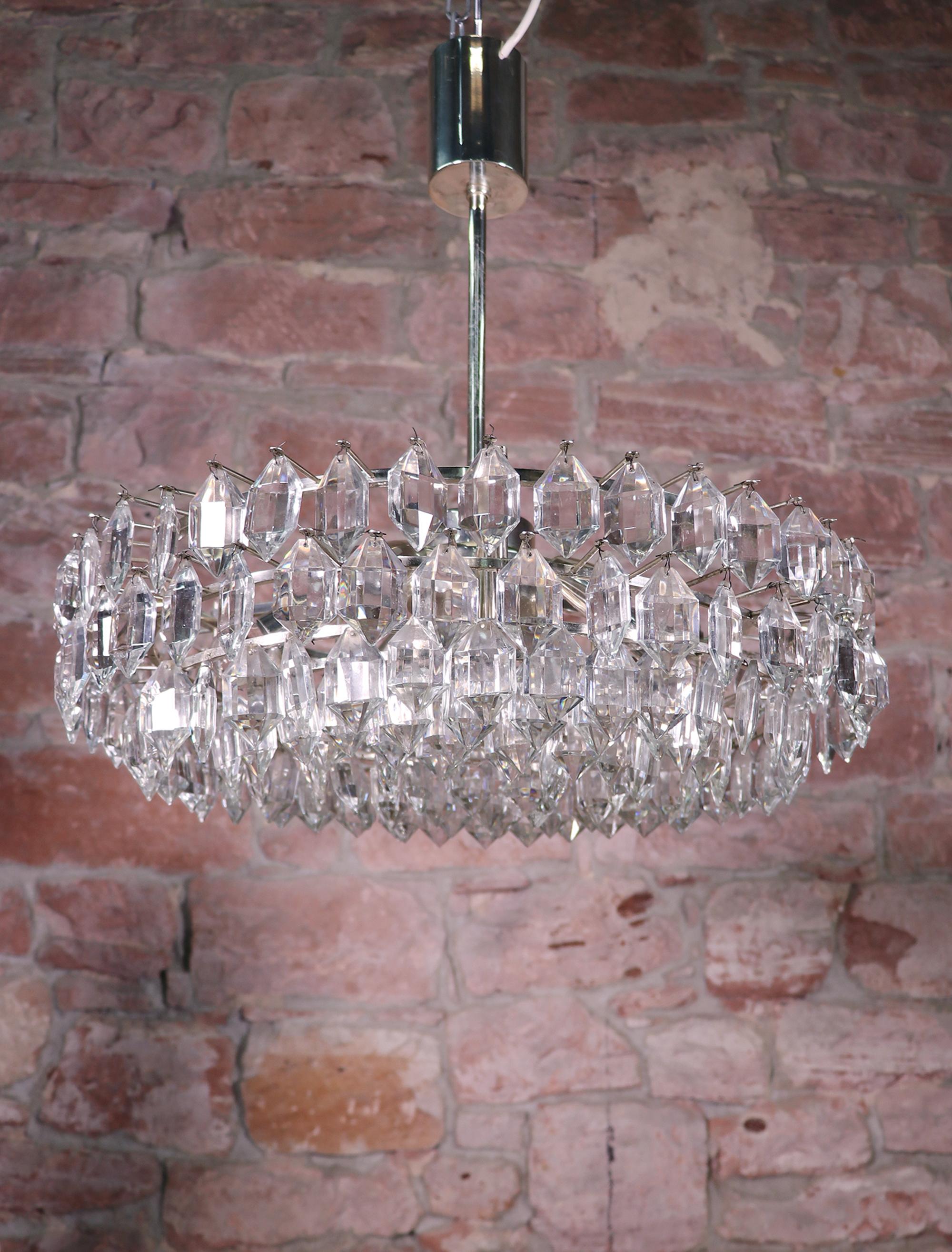 Elegant large and very impressive chandelier with faceted crystals on a silver plated frame. Manufactured by Lobmeyr / Bakalowits & Sons in VIenna, Austria in the 1960s.

Measures: diameter 21.65