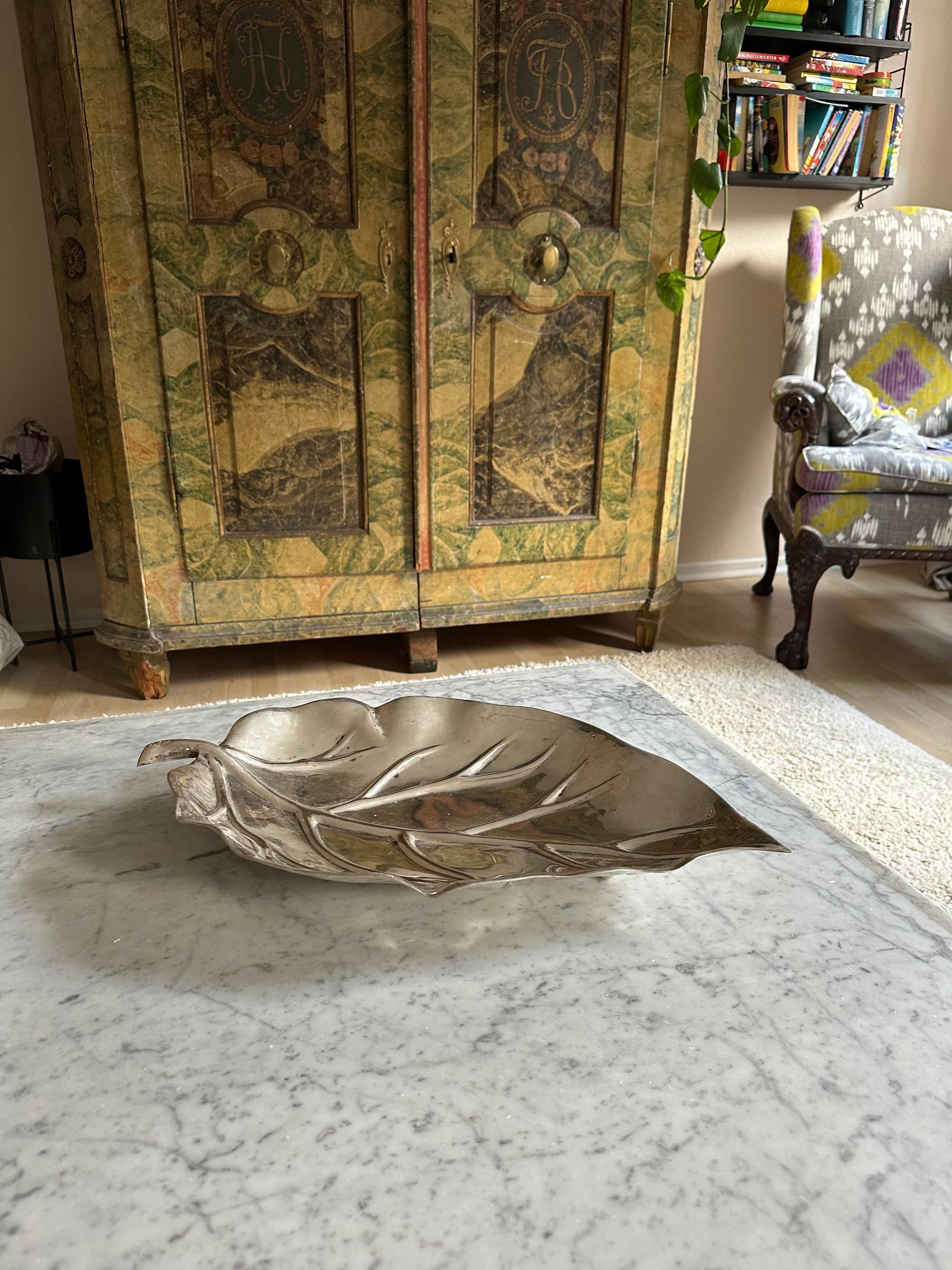 Grand bol en forme de feuille en métal argenté de Valenti, 1970 en vente 8